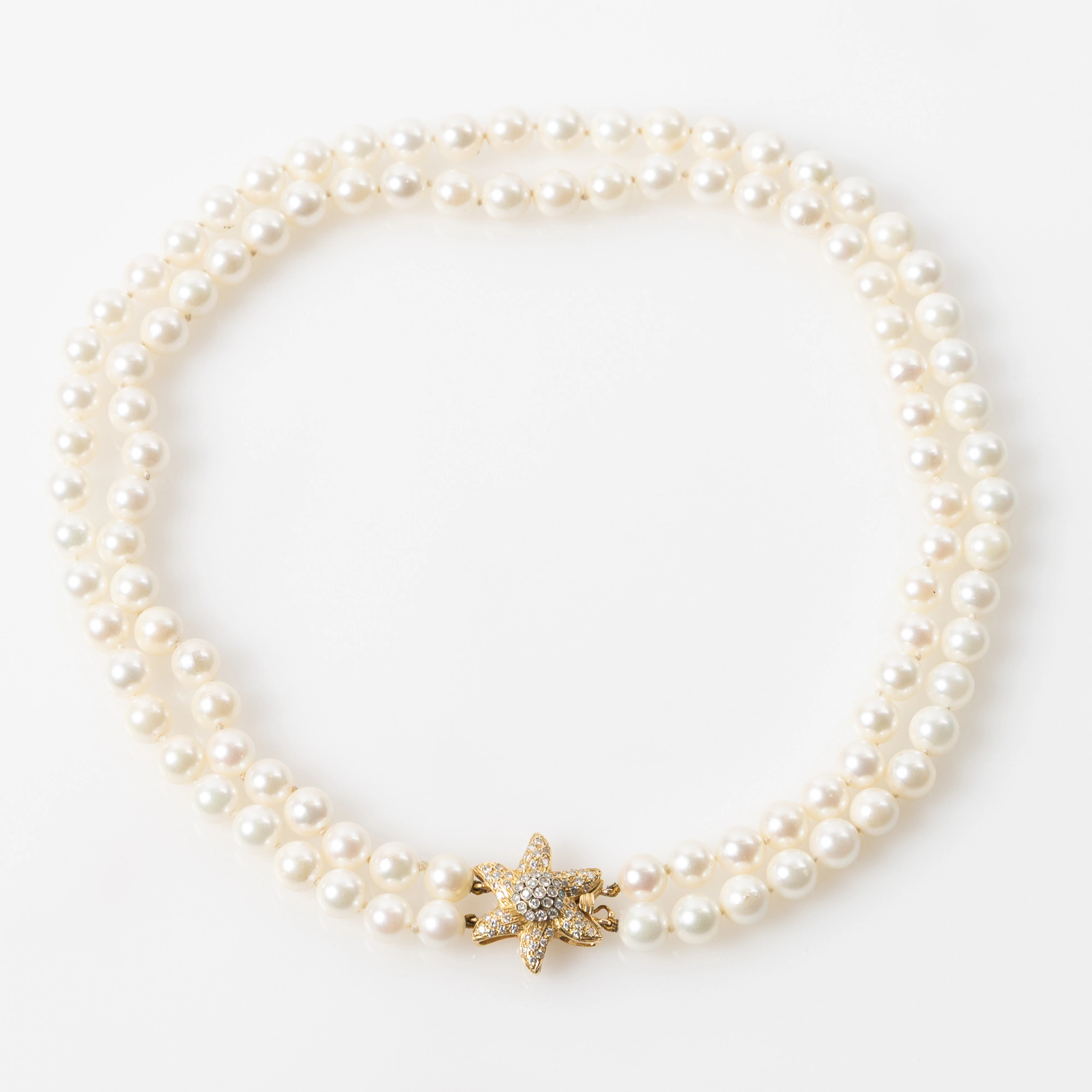 COLLIER, odlade pärlor med lås i 18K guld och briljantslipade diamanter.