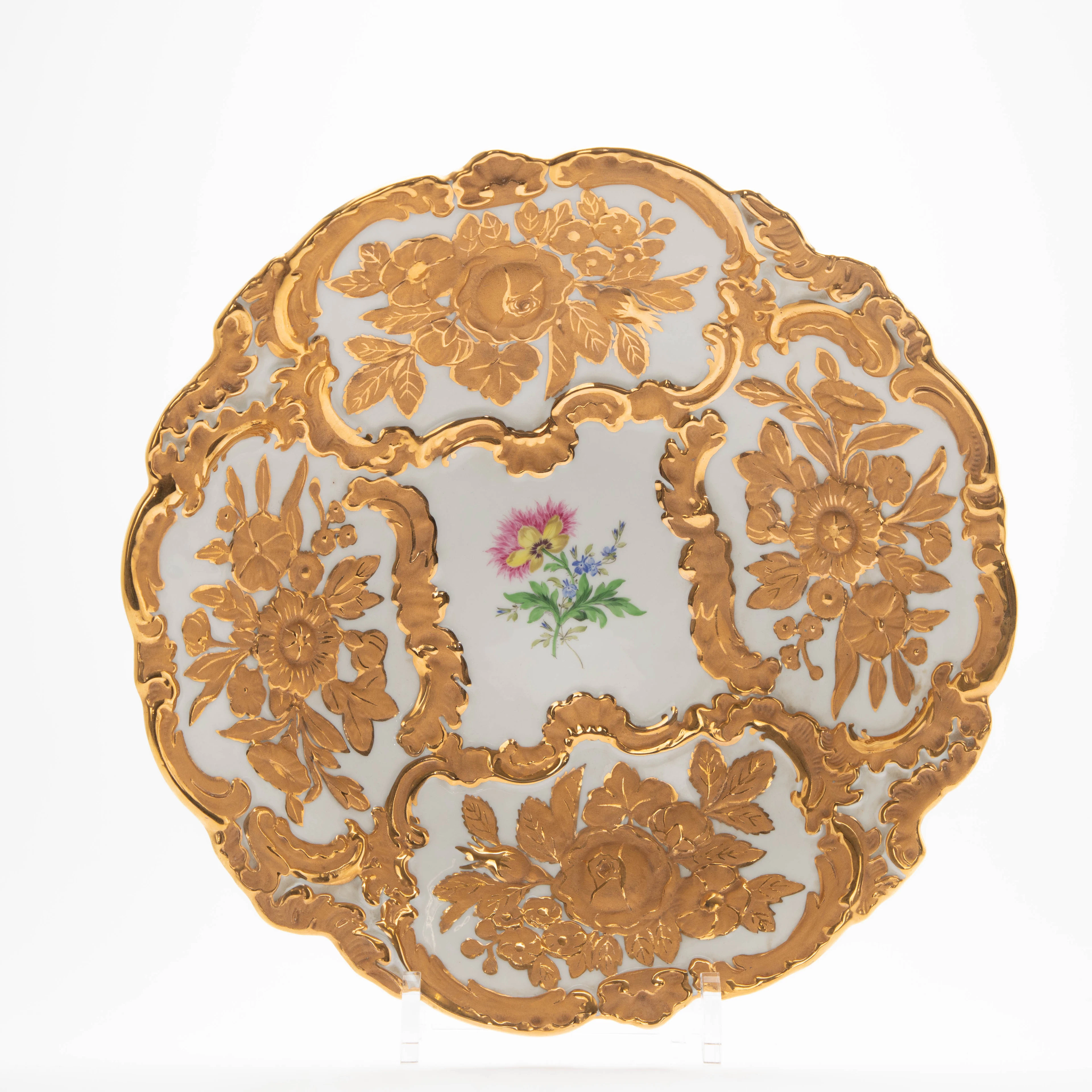 MEISSEN. Prunkteller mit goldradiertem Relief, 2.Hälfte 20.Jh.