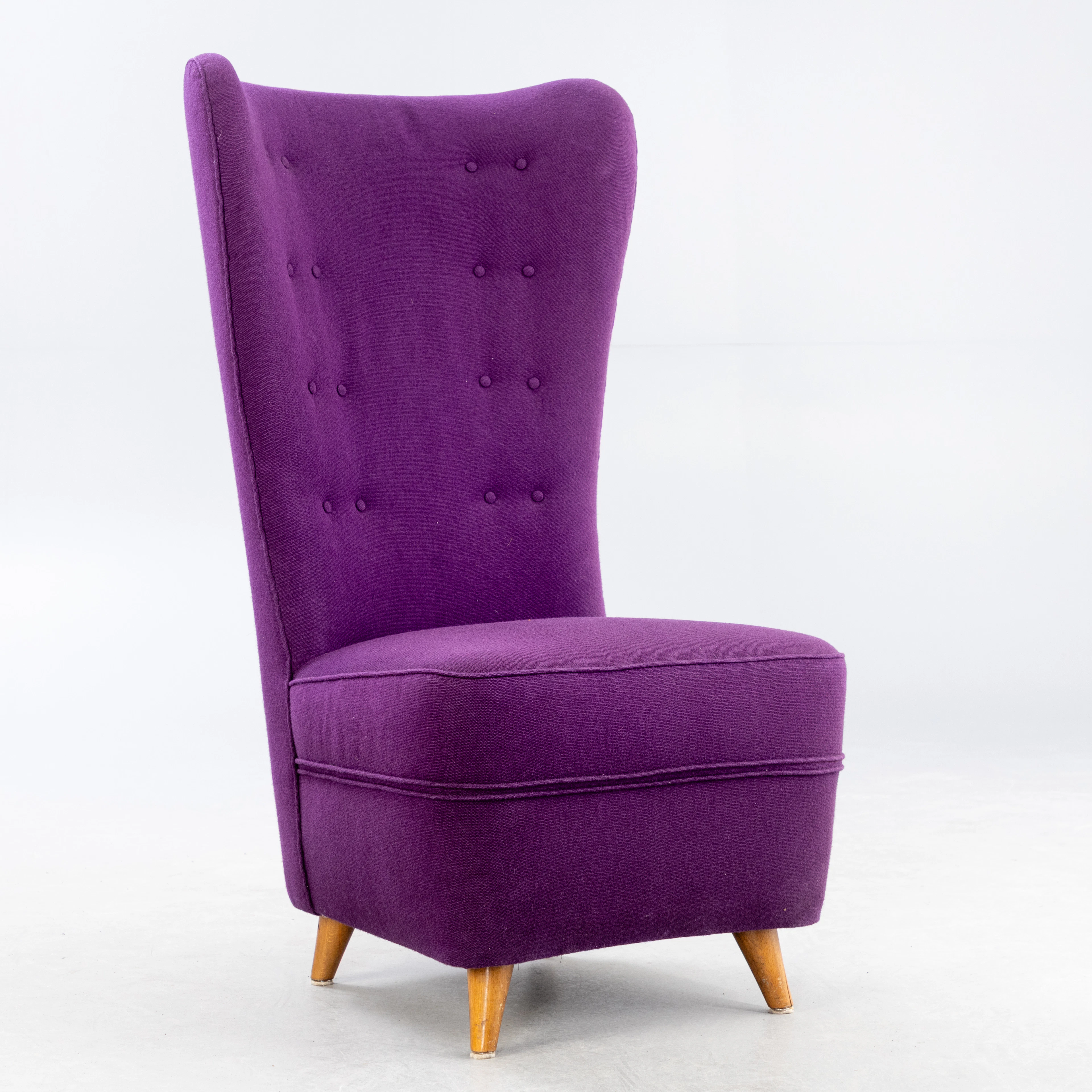 Hochlehner-Sessel mit lila Wollbezug, wohl Italien, Mitte 20. Jh.