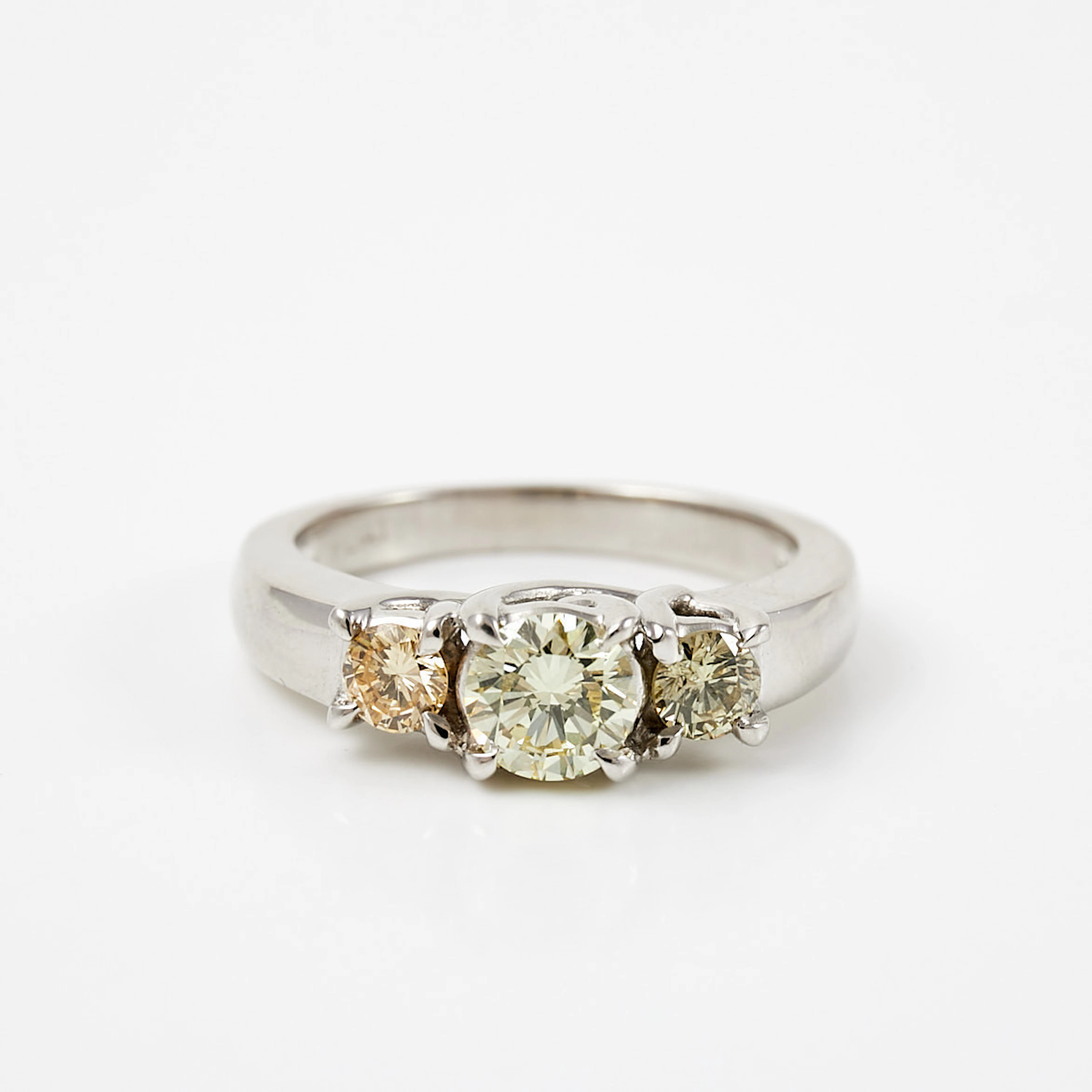 RING, platina, 3 briljantslipade diamanter, varav centersten 0,62