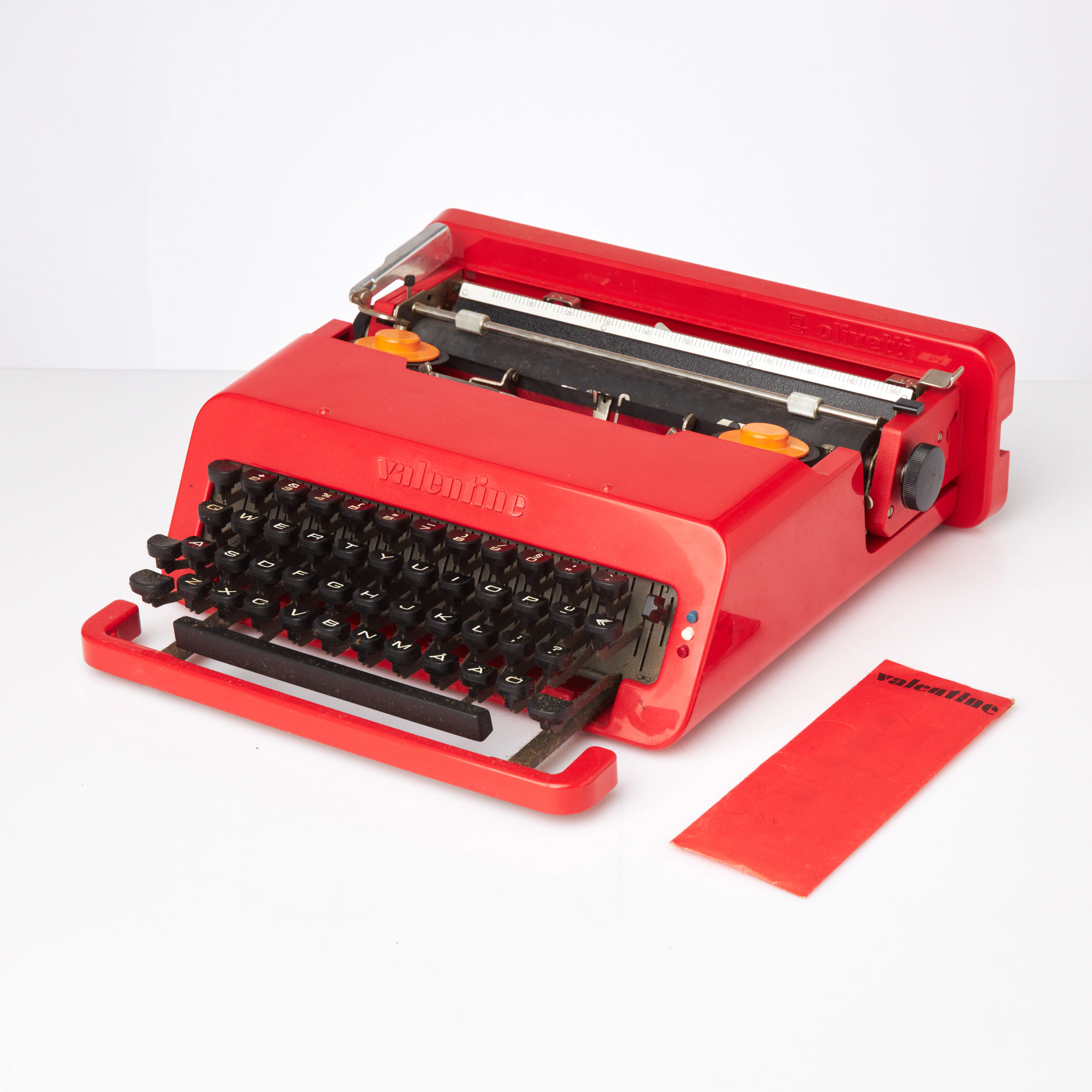 ETTORE SOTTSASS. Skrivmaskin, Valentine, Olivetti, röd plast i fodral.