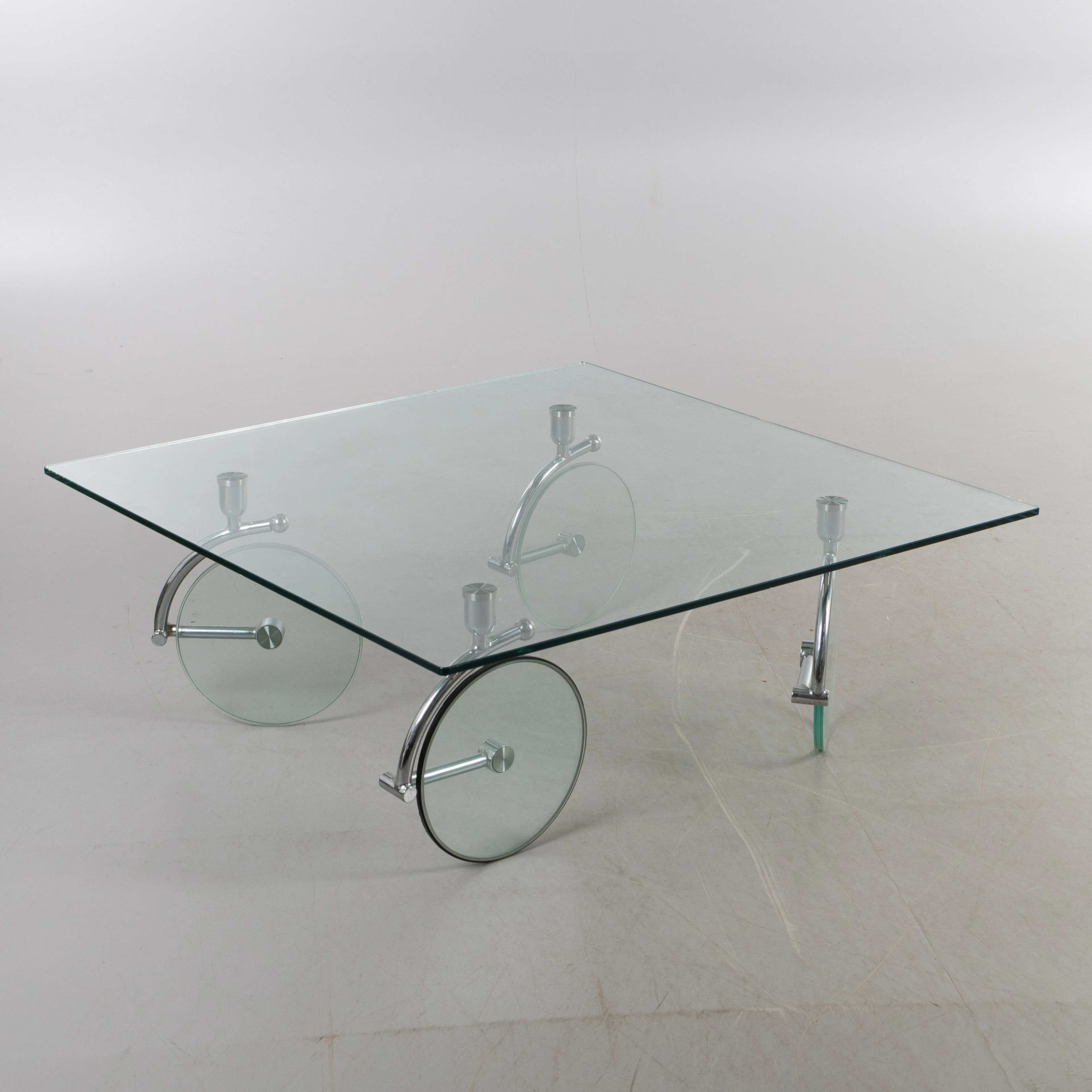 GAE AULENTI. Soffbord, glas, Italien, 1980-tal.
