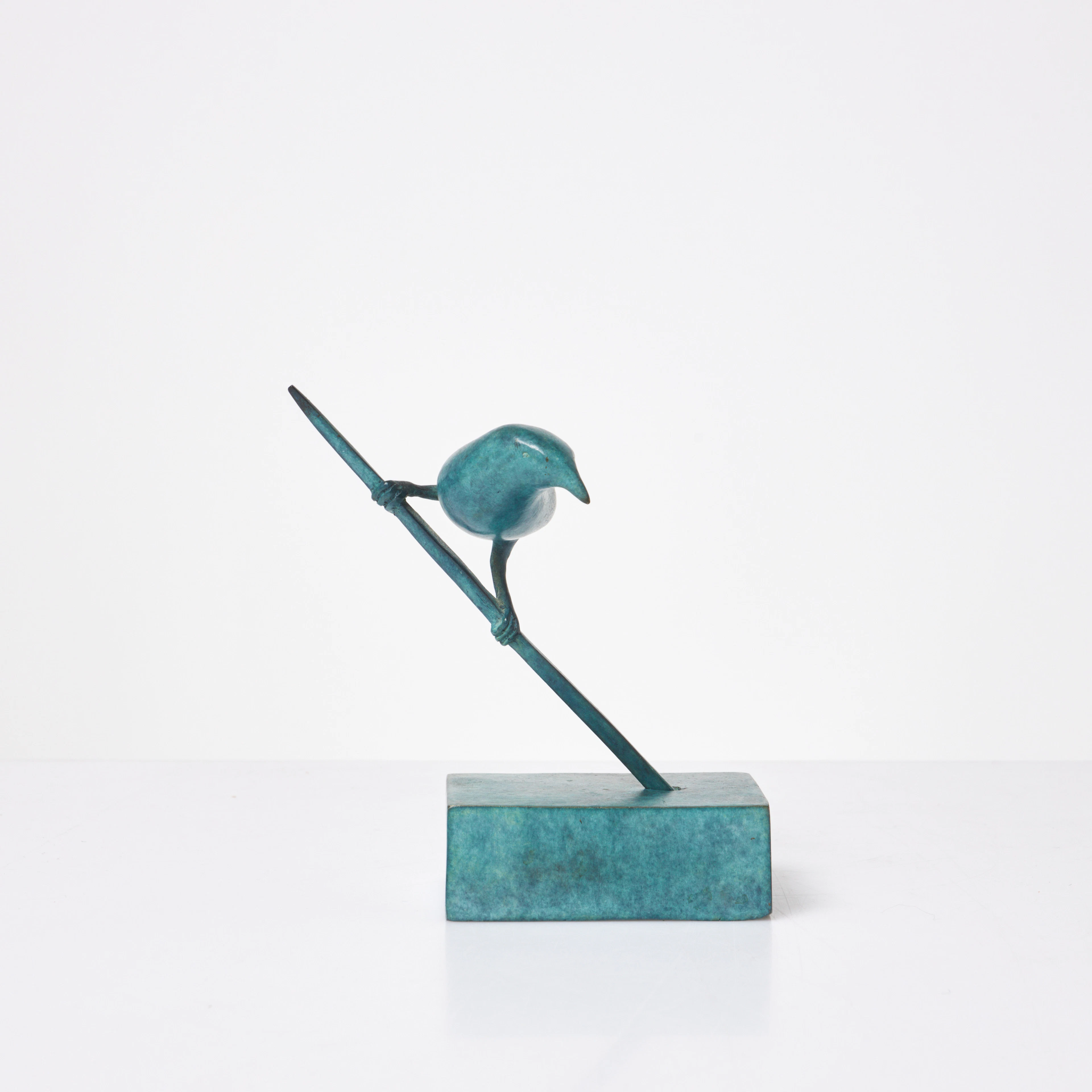 GUNNAR CYRÉN. Skulptur, "Livet på skör tråd", fågel, brons, signerad.