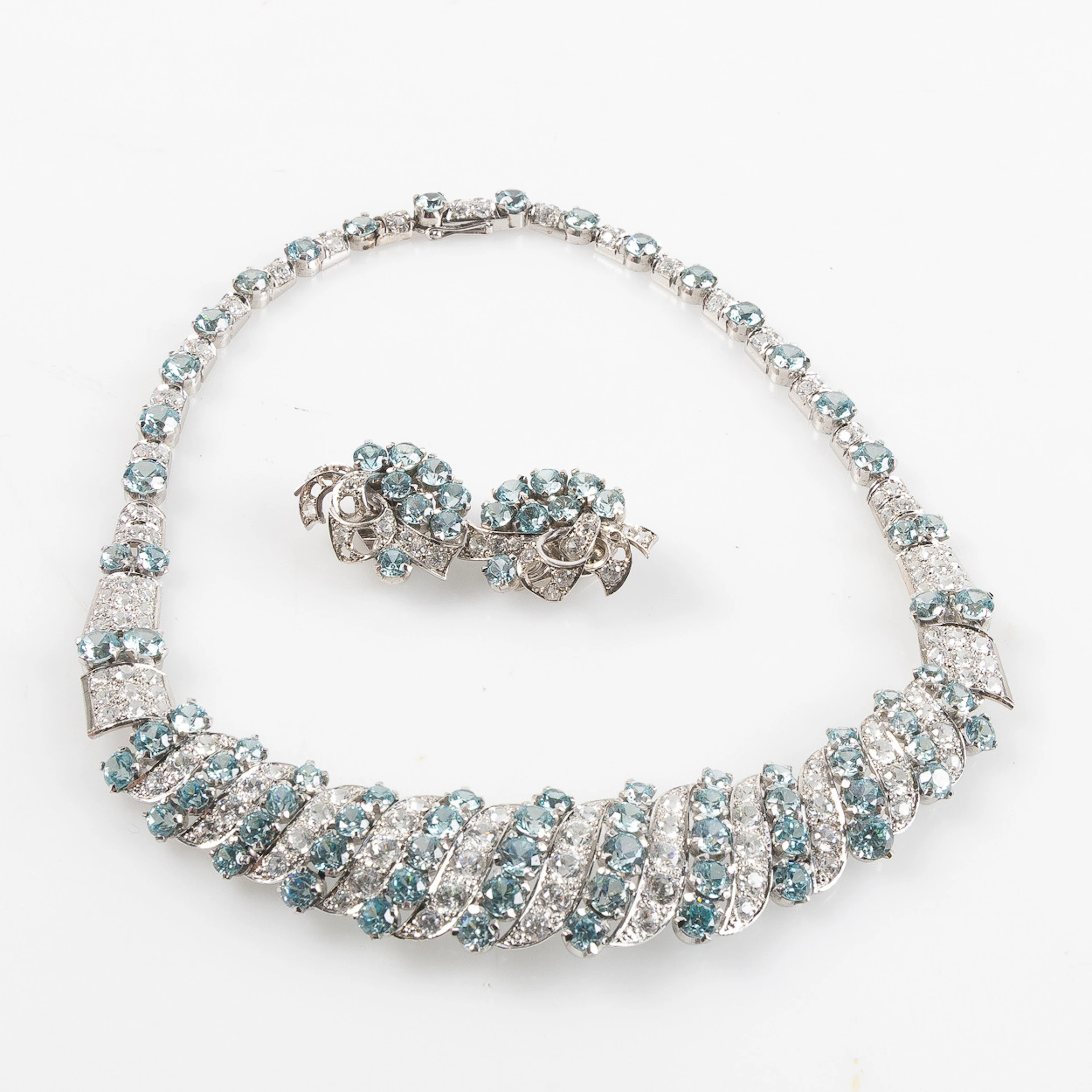 Collier och örhängen. 18K vitguld.