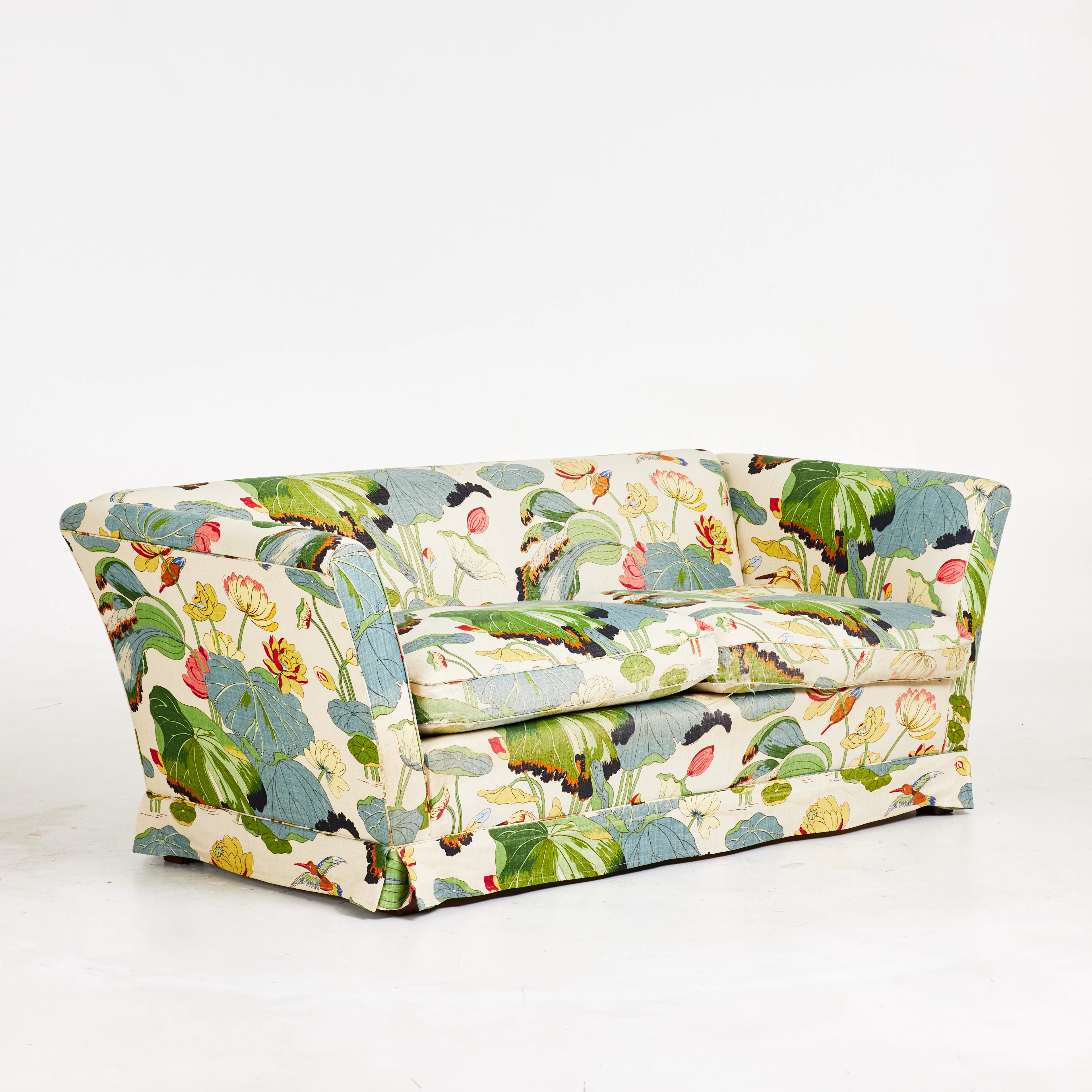 SOFFA. Klädd i textil "Lotus" av GP & J Baker, löstagbar klädsel
