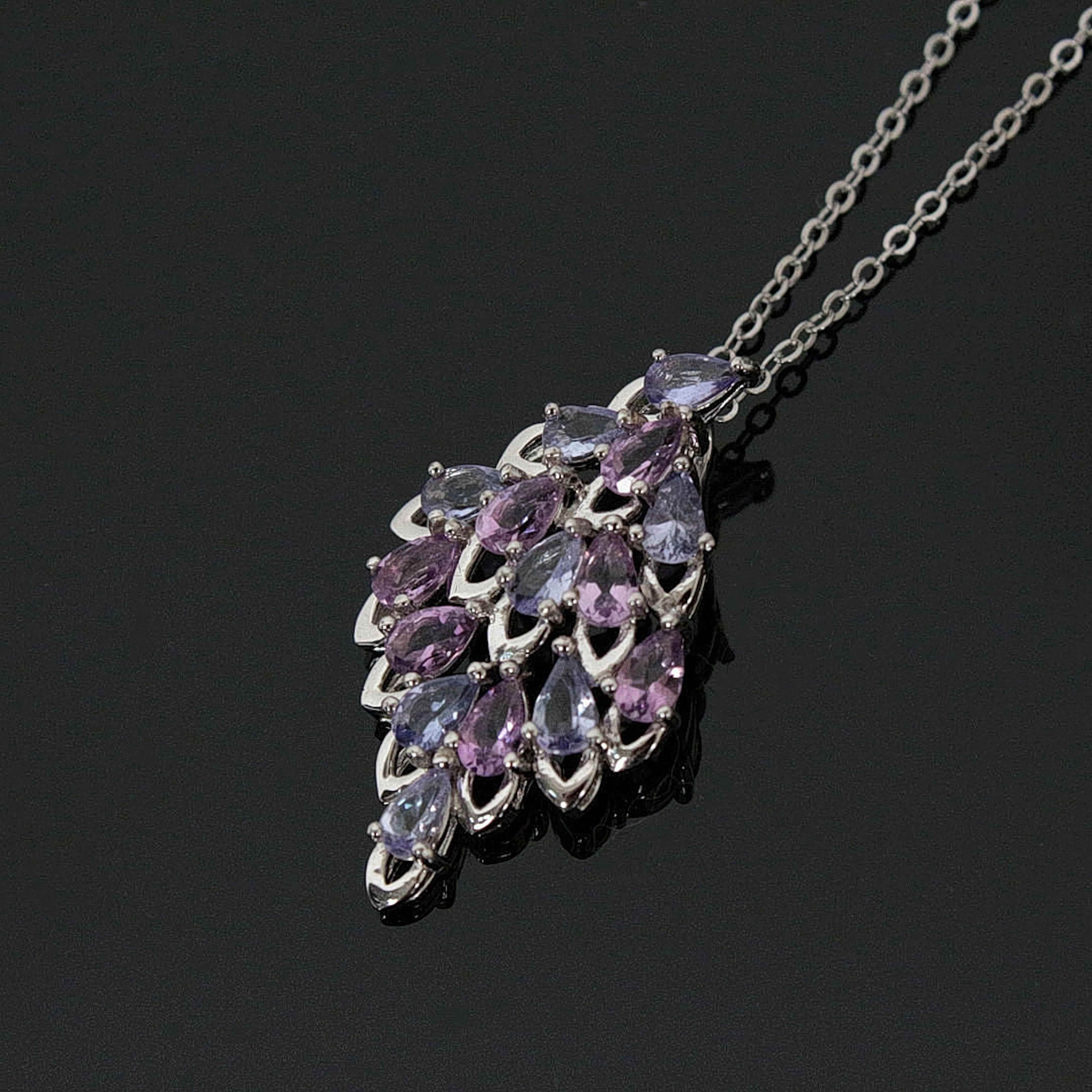 Kette mit Anhänger, besetzt mit Tansanit und Amethyst, 925er Silber.