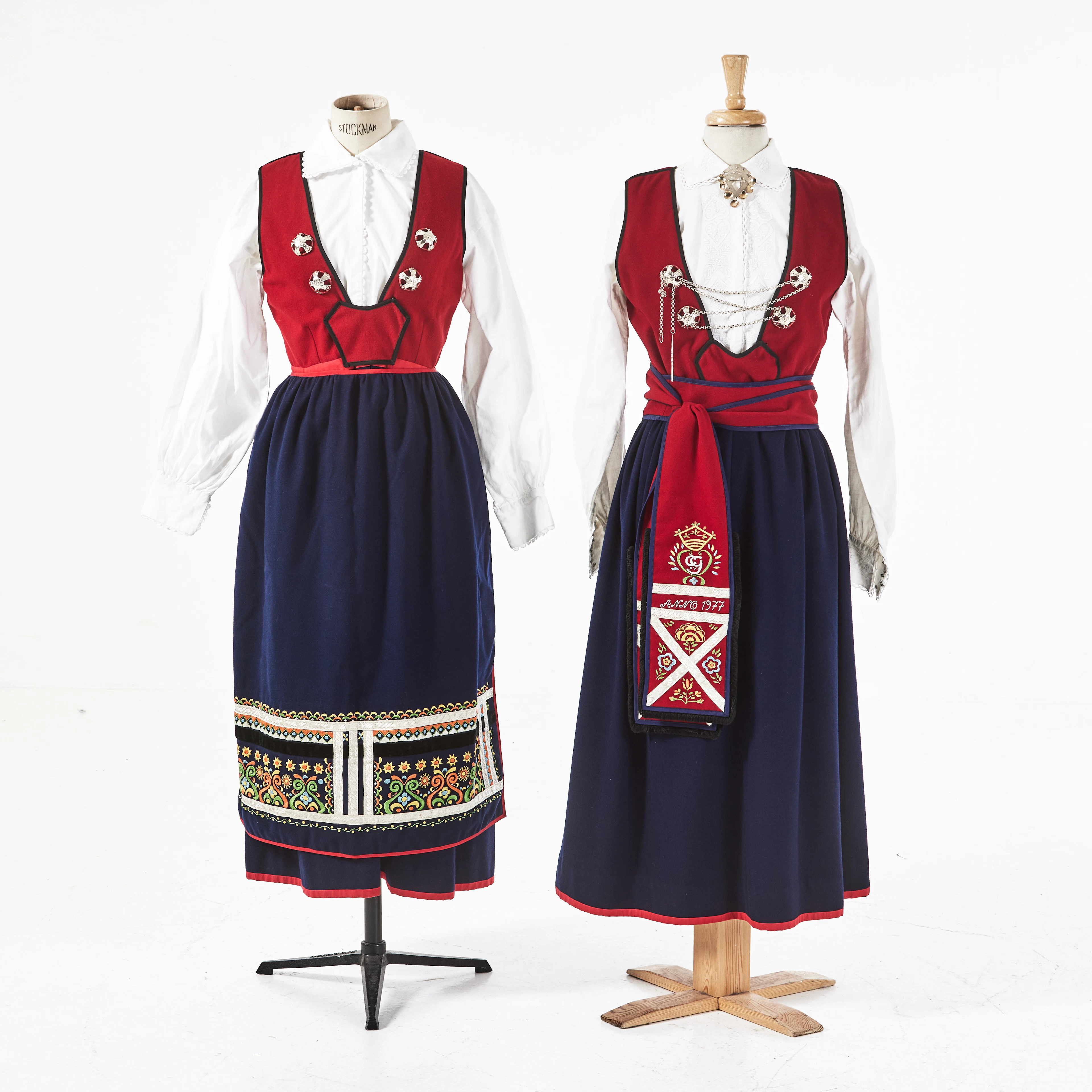 VÄRENDSDRÄKT, 10 delar, Värend Härad, Småland, 1977, med två klänningar.