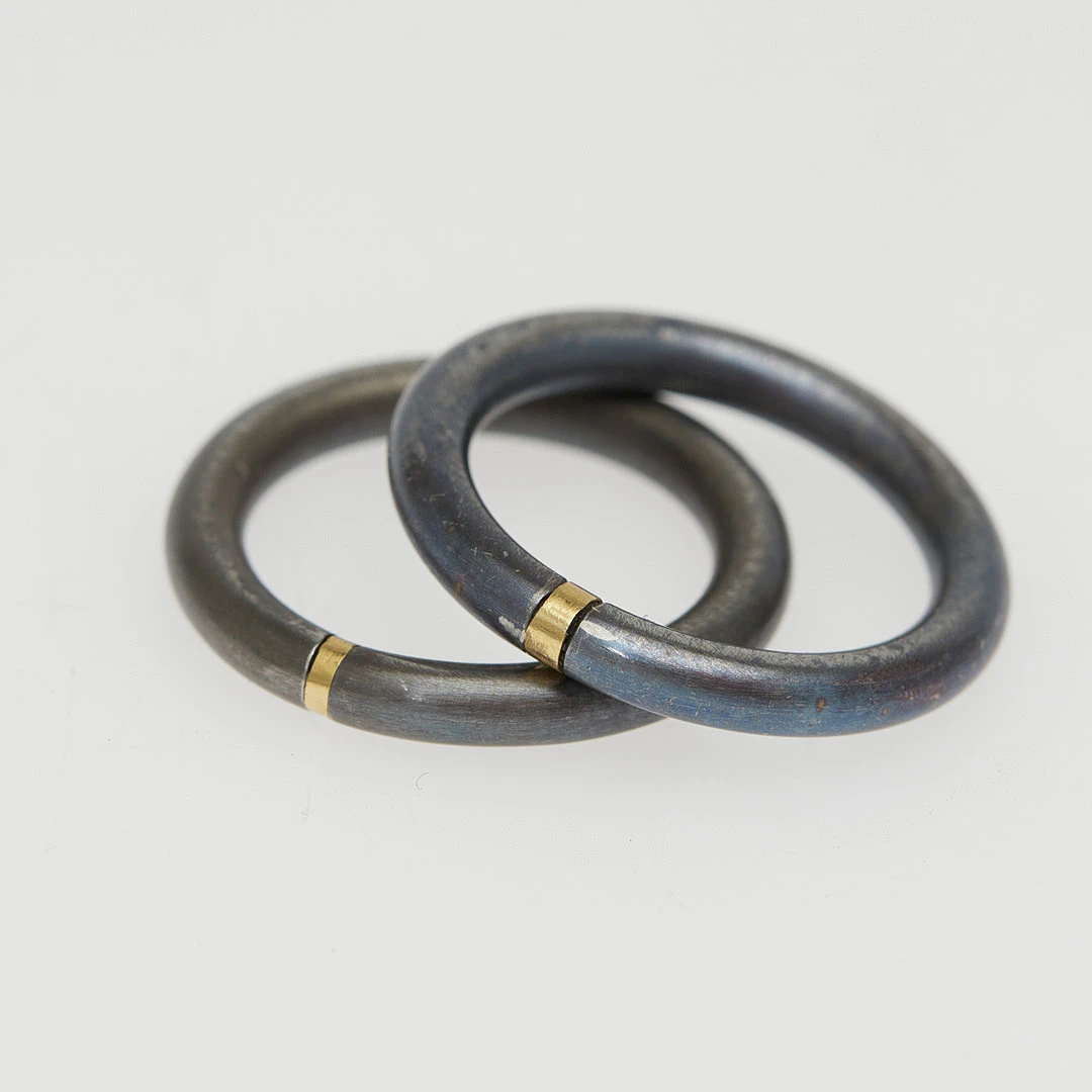 IM STIL VON NIESSING. Paar Bicolor Ringe, 585er Weiß- und Gelbgold, Rhodiniert.
