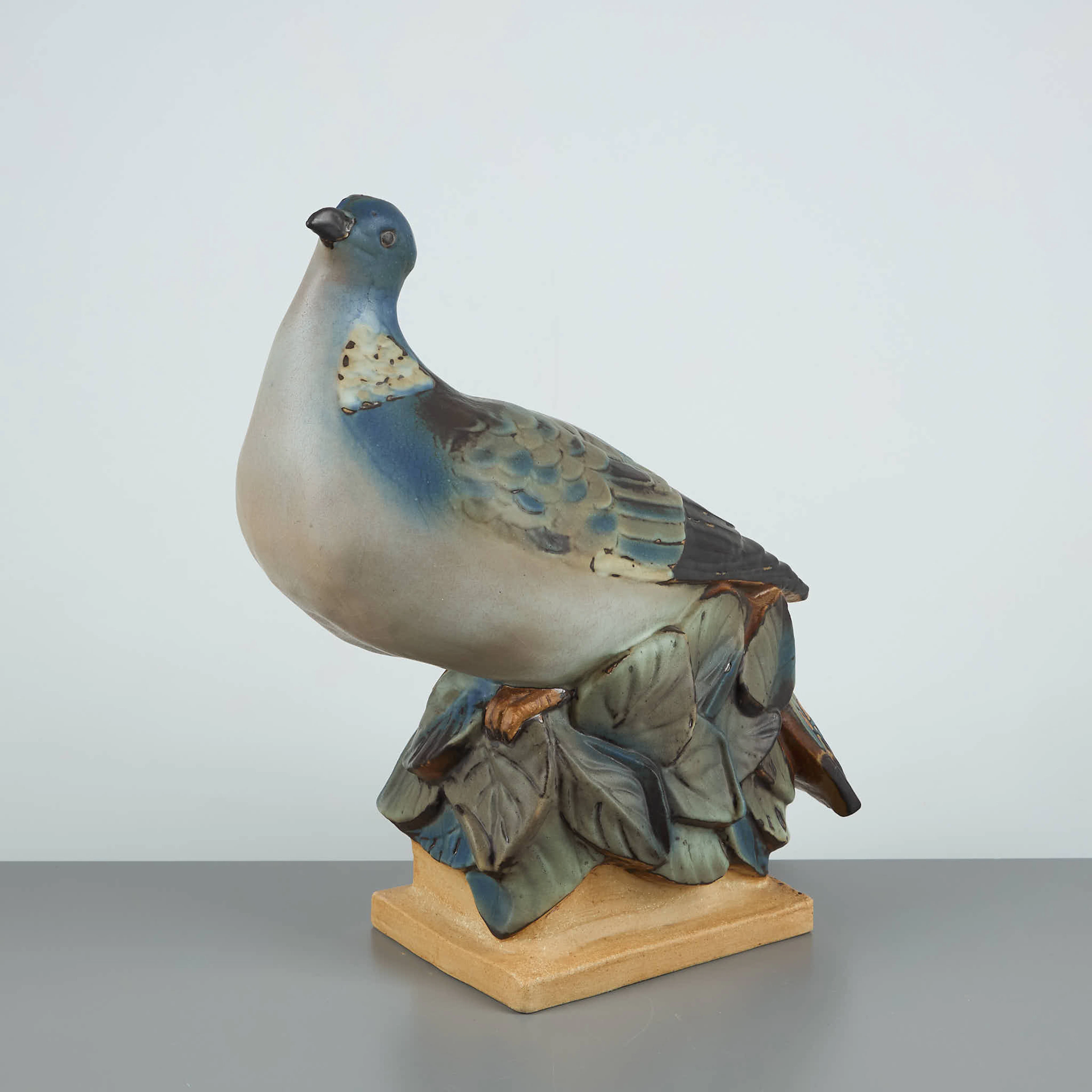 FIGURIN. Träduva, nr 7038, signerad K.Otto (Karl Otto Johansen). Bing