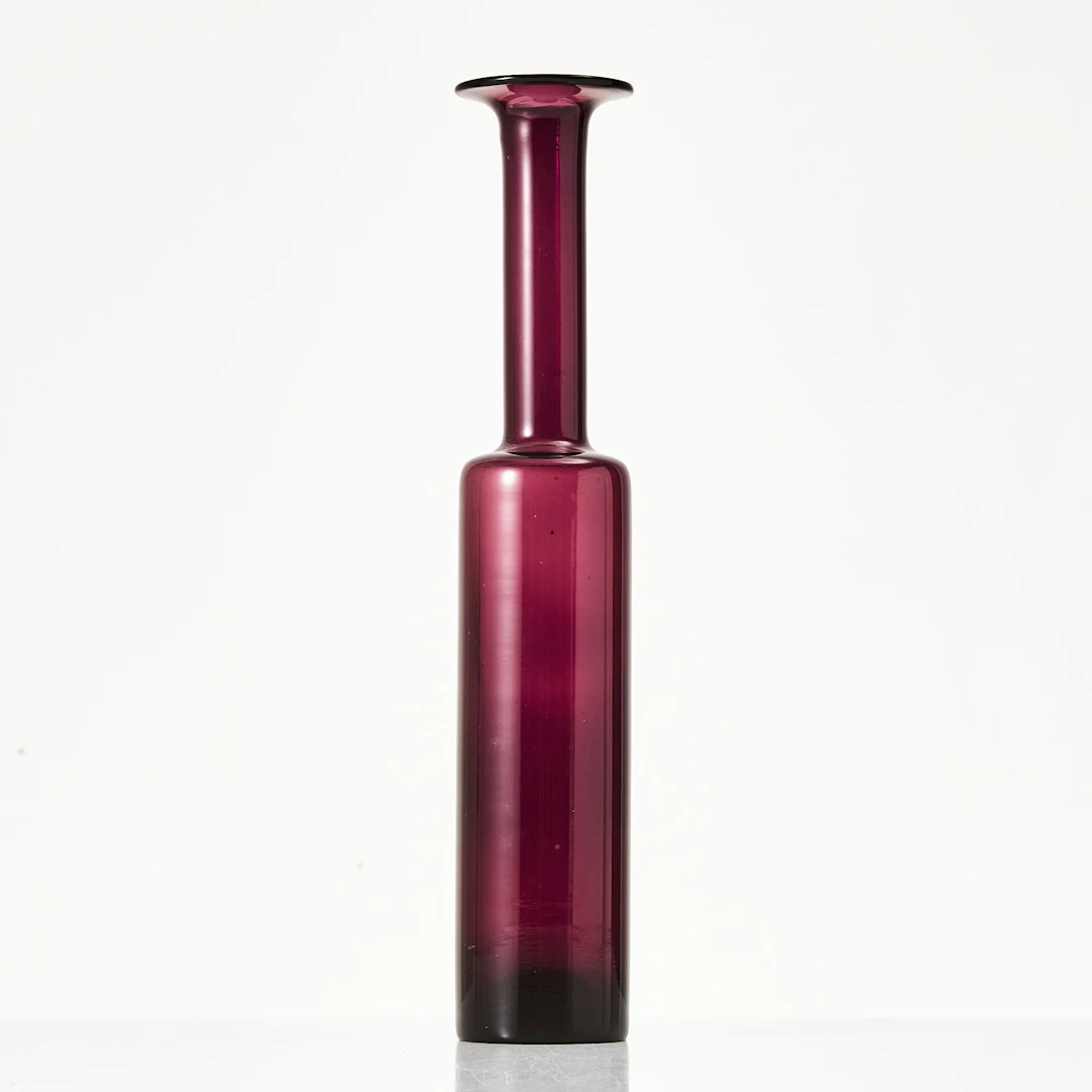 ANNY STILL. Vas / Flaska, mörklila glas, signerad Riihimäen Lasi OY