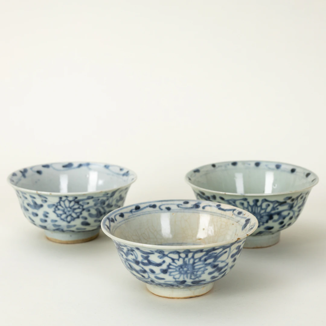 3 blau-weiße Kummen.
