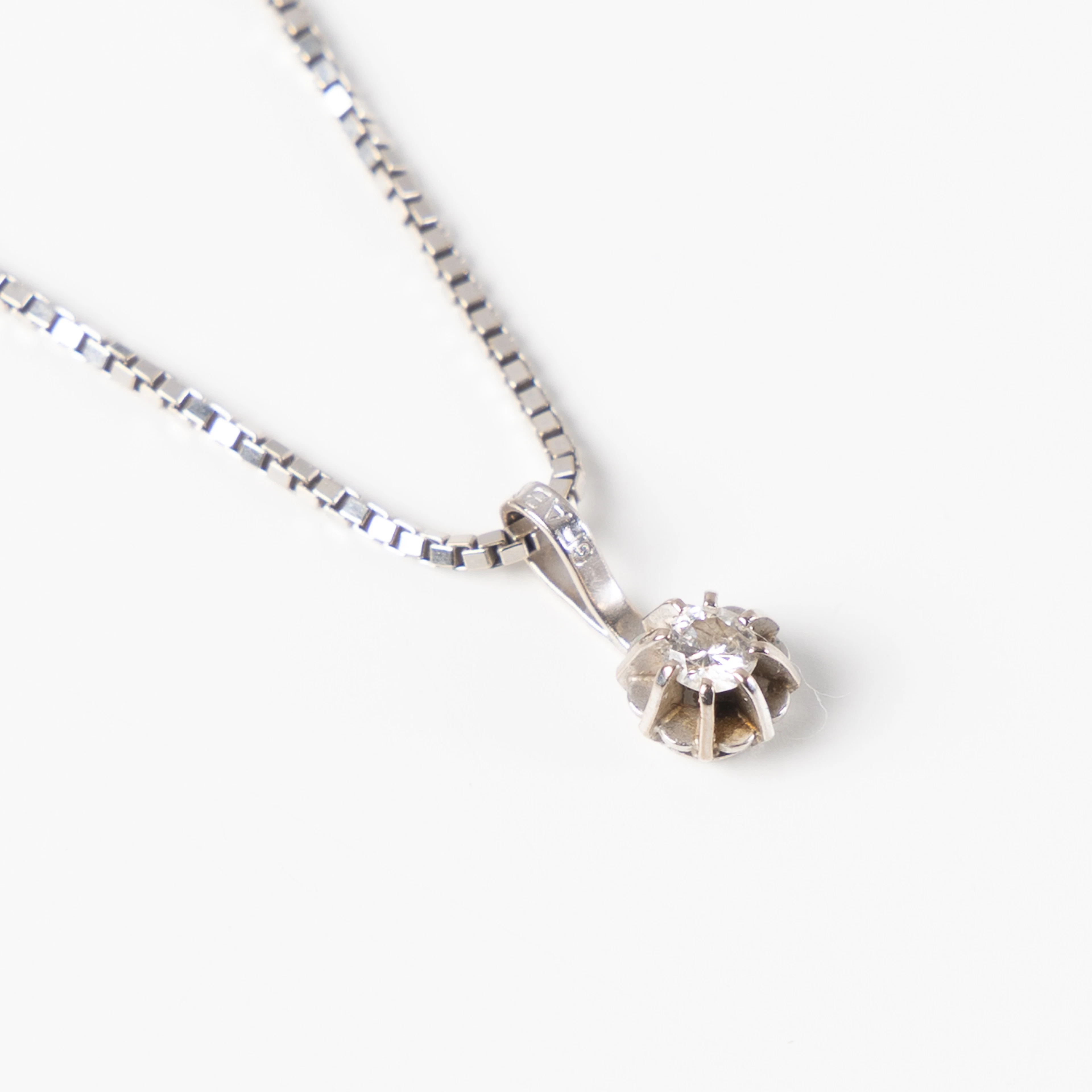 HALSBAND MED HÄNGE, vitguld 18K.