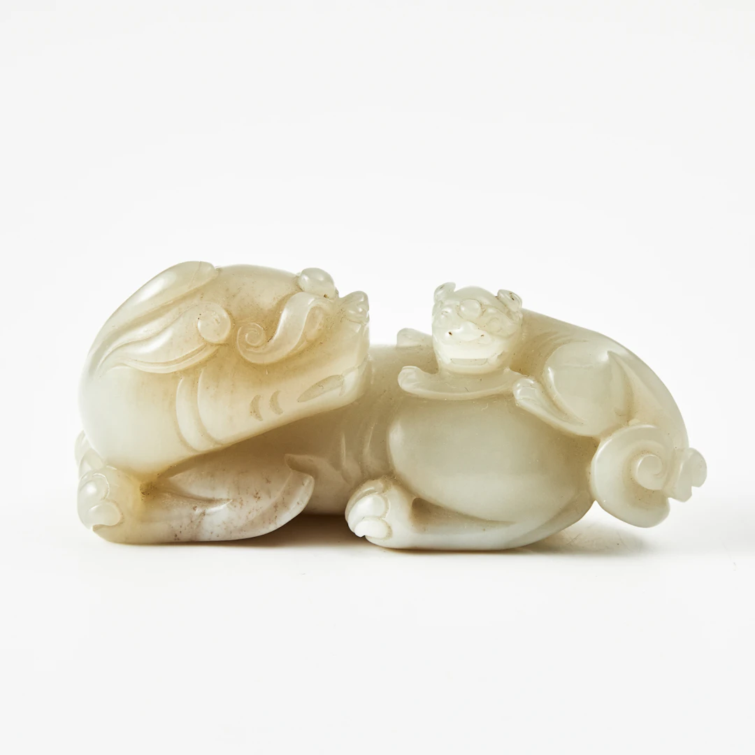FIGUR, jade, Kina, 1900-tal, i form av Buddhistiskt lejon med unge.