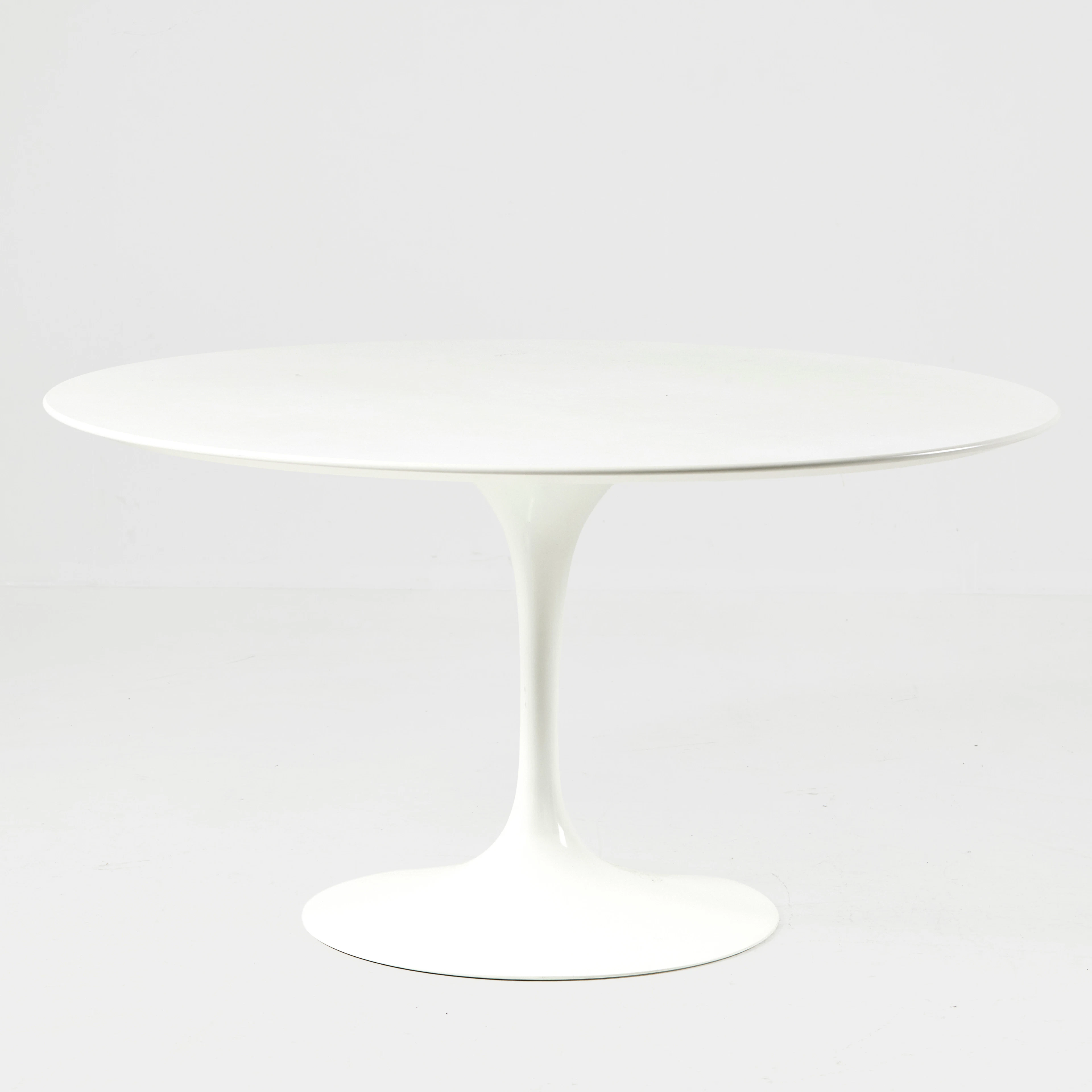 EERO SAARINEN. "Tulip", matbord, skiva i vit laminat, vitlackerad