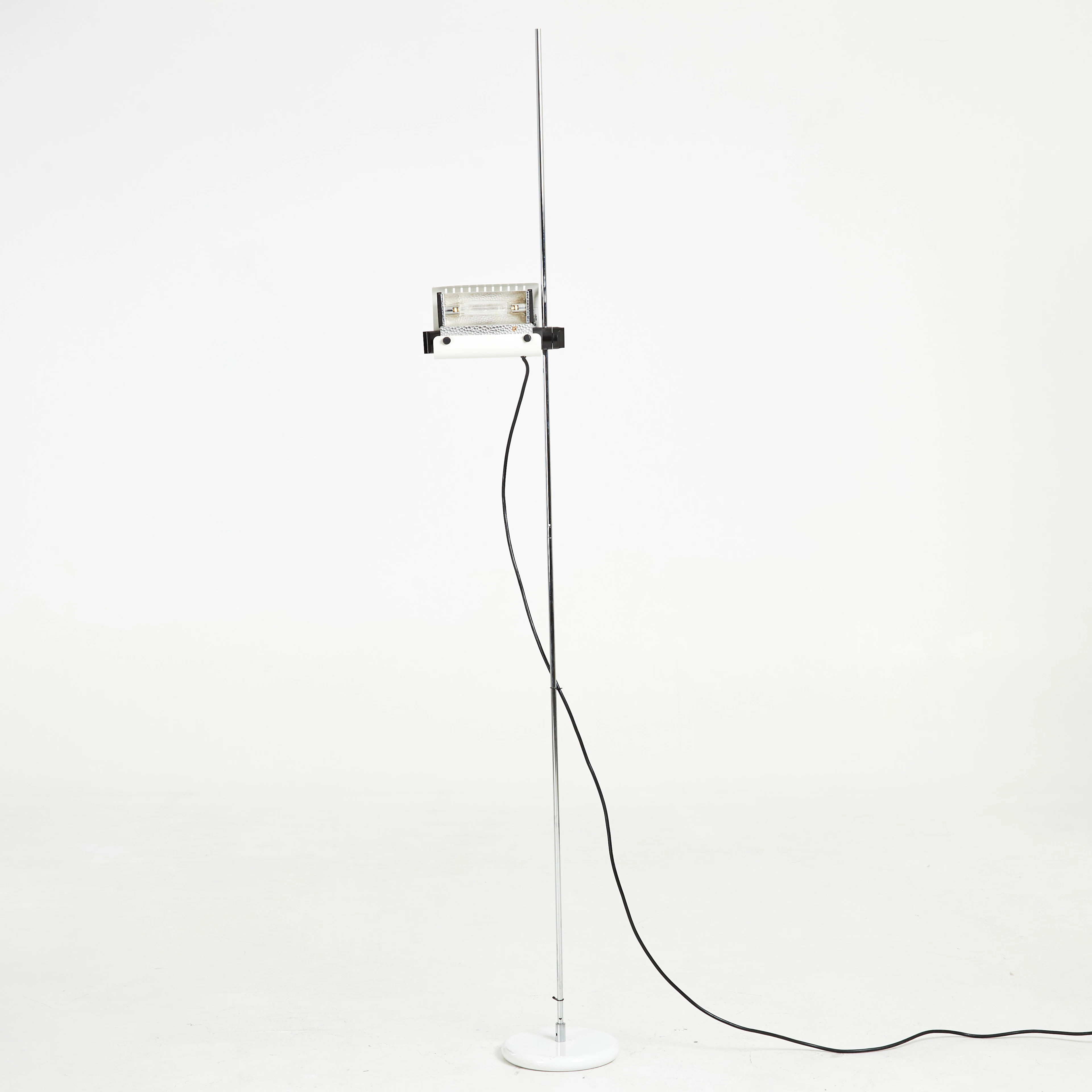 JOE COLOMBO. Golvlampa, vitlackerad, 'Colombo 626', Oluce, Italien, 1980-talet.