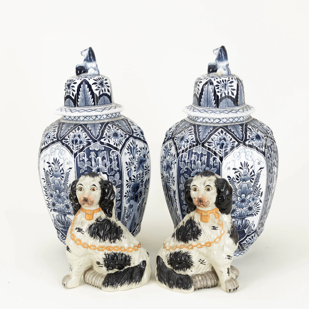 Paar Deckelvasen und ein Paar King Charles Spaniel, Delft und England