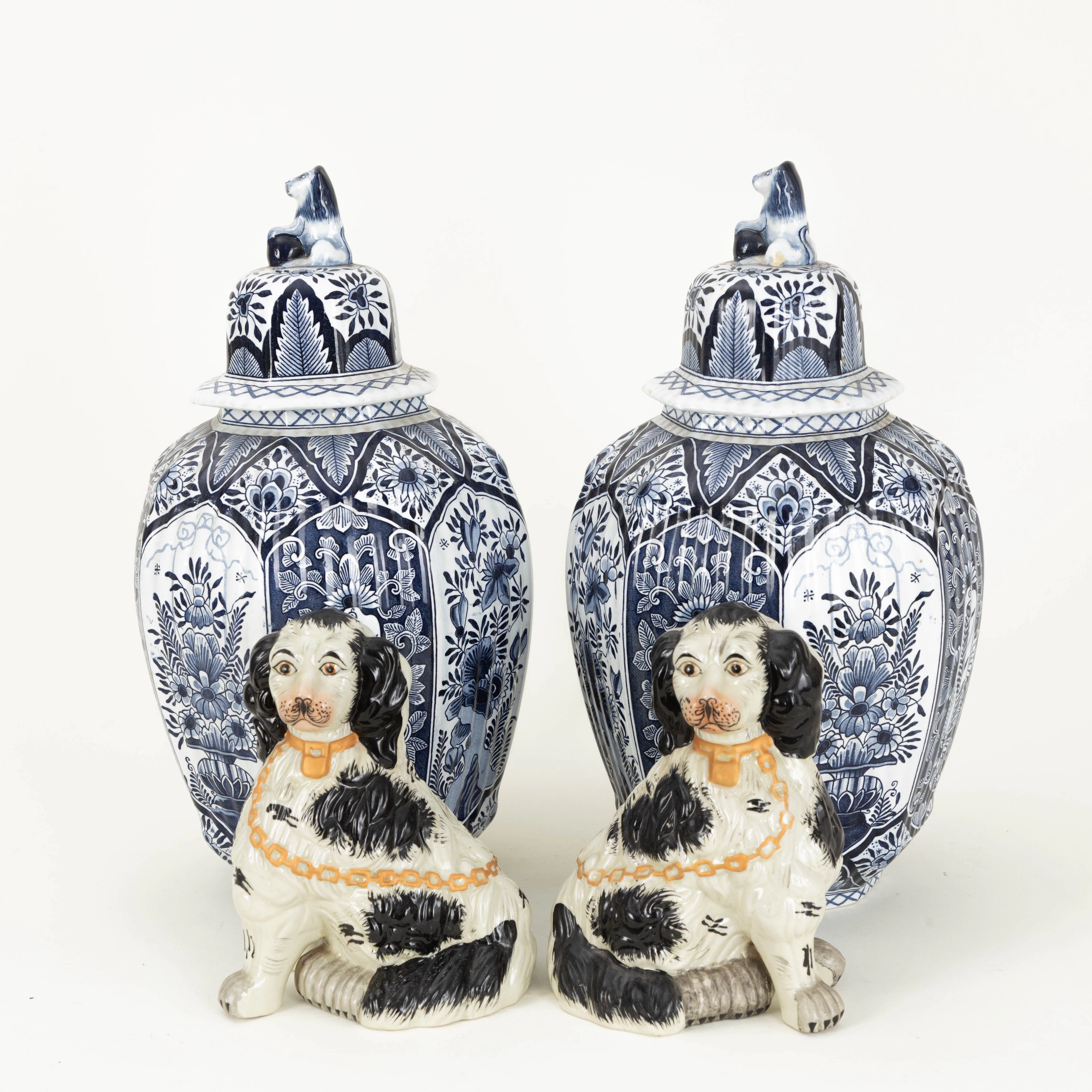 Paar Deckelvasen und ein Paar King Charles Spaniel, Delft und England