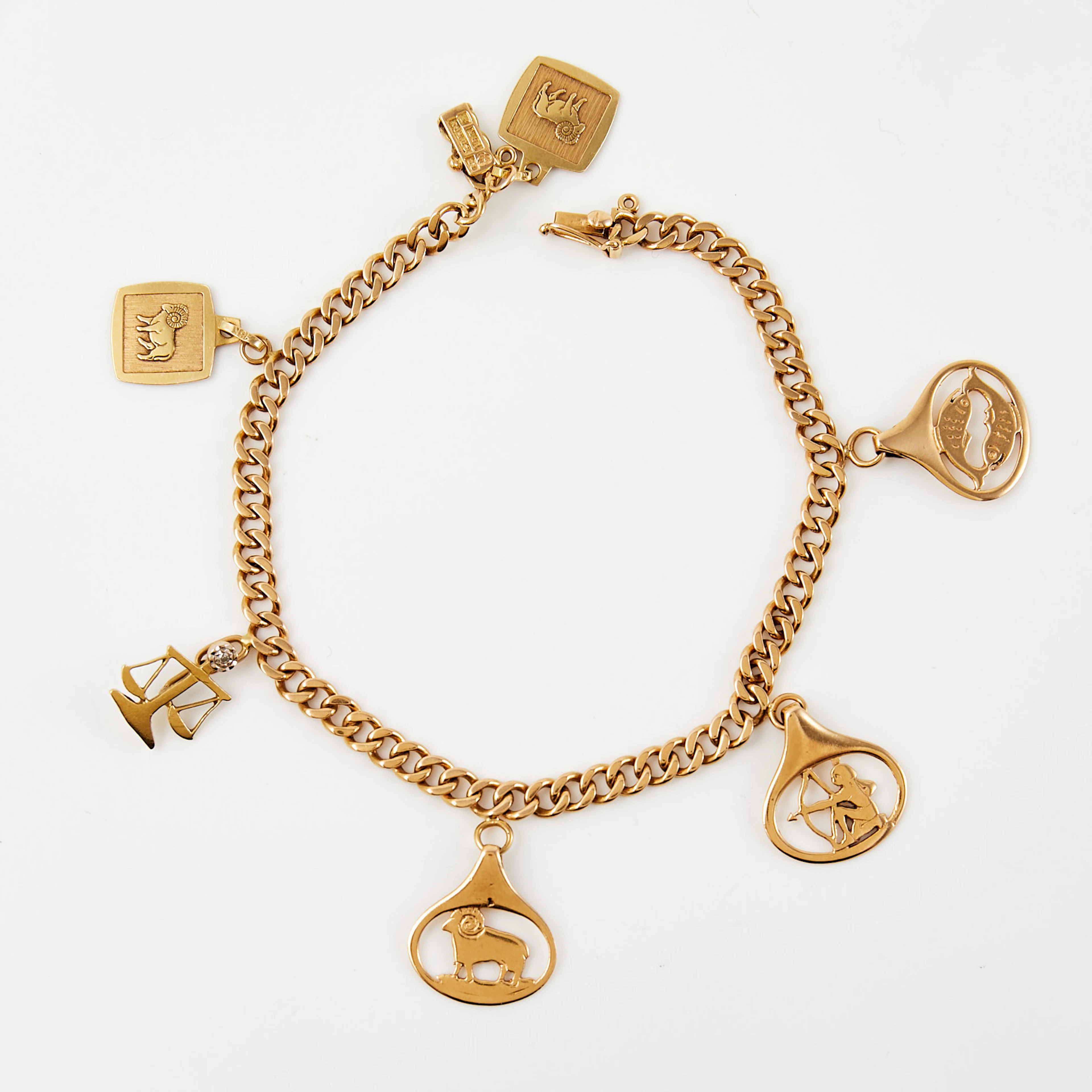 ARMBAND, 18 k guld, pansarlänk, behängd med 5 berlocker med olika