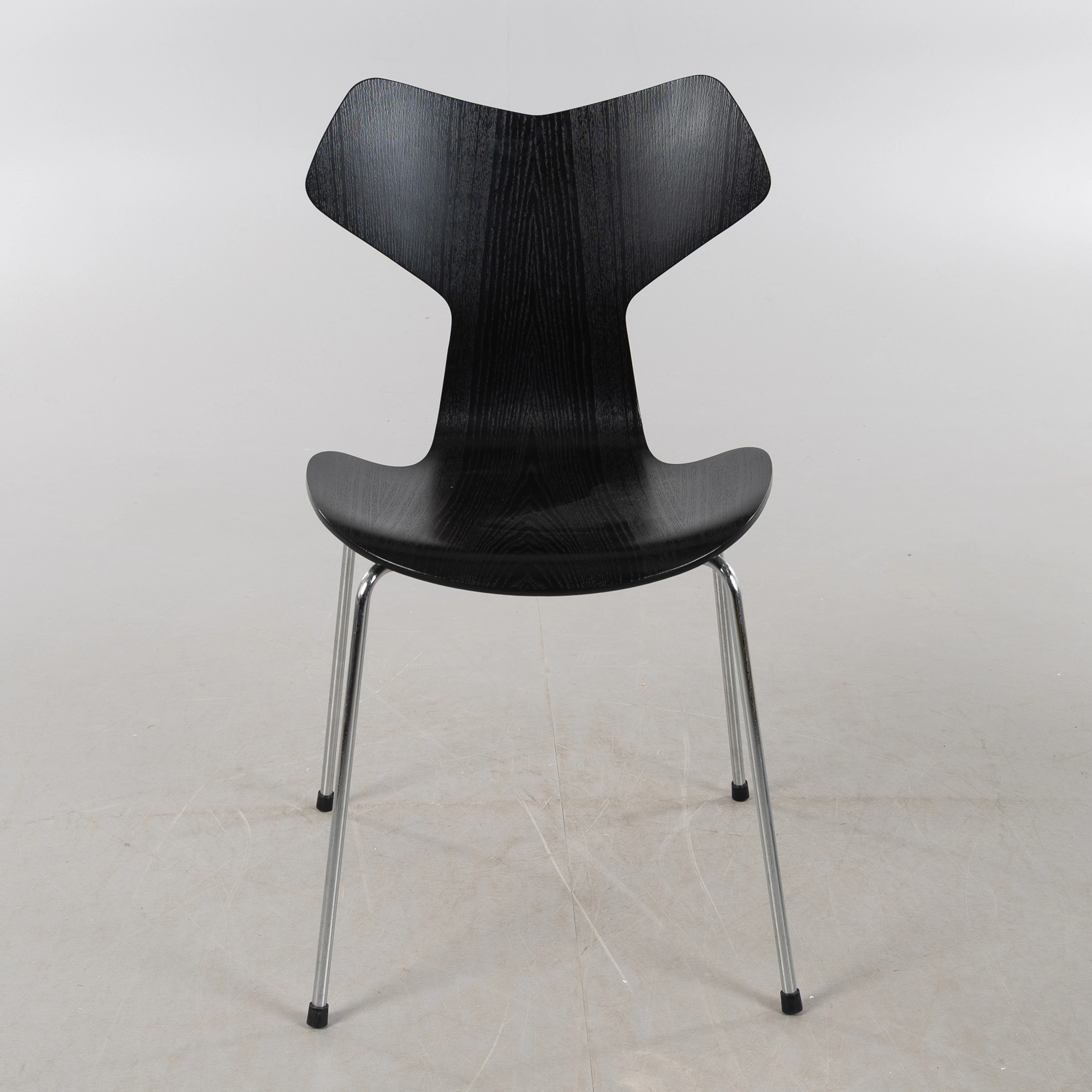 ARNE JACOBSEN. Stol, ”Grand Prix 3130”, Fritz Hansen, Danmark.