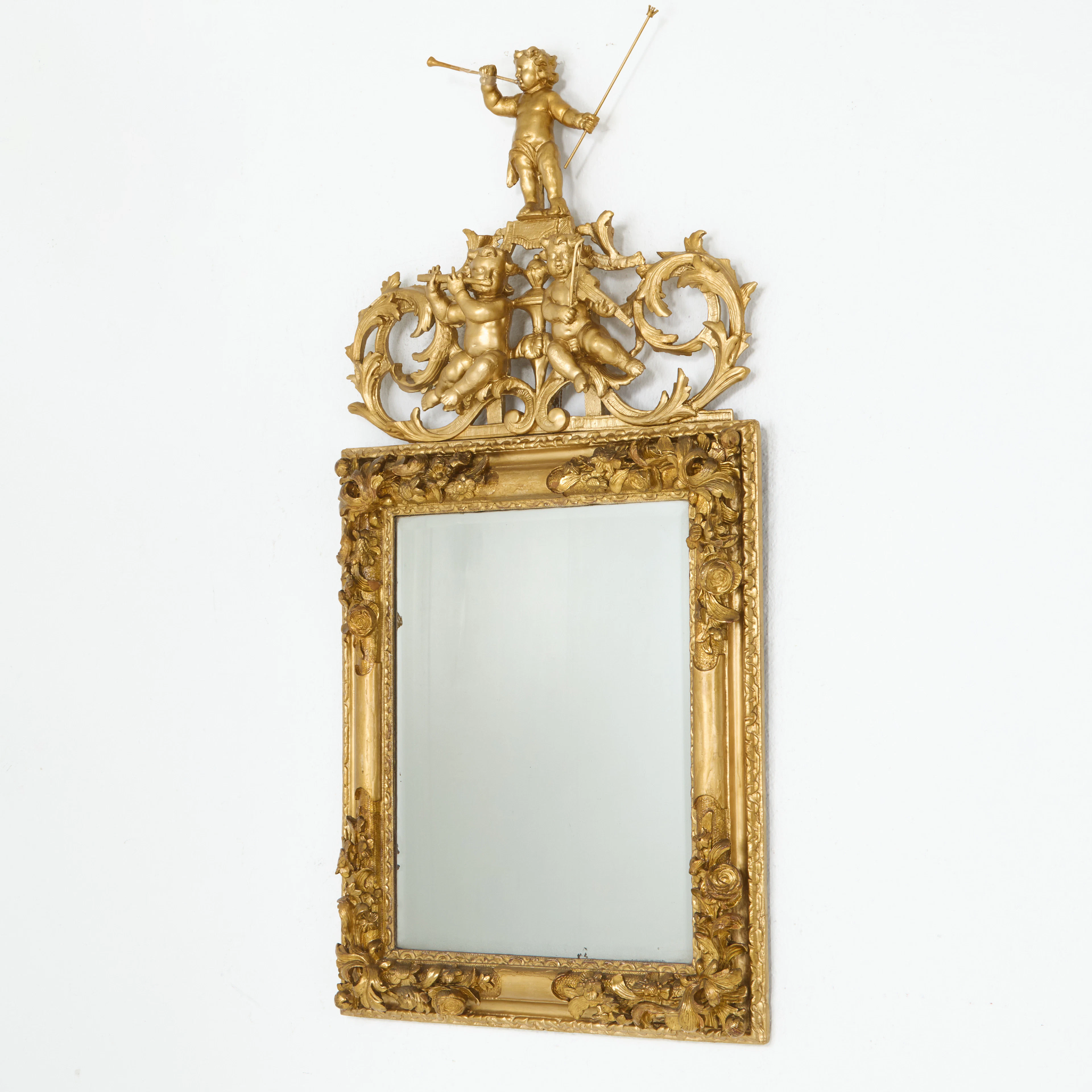 SPEGEL, 1700-talets första hälft, barock, träskuren, förgylld och bronserad.