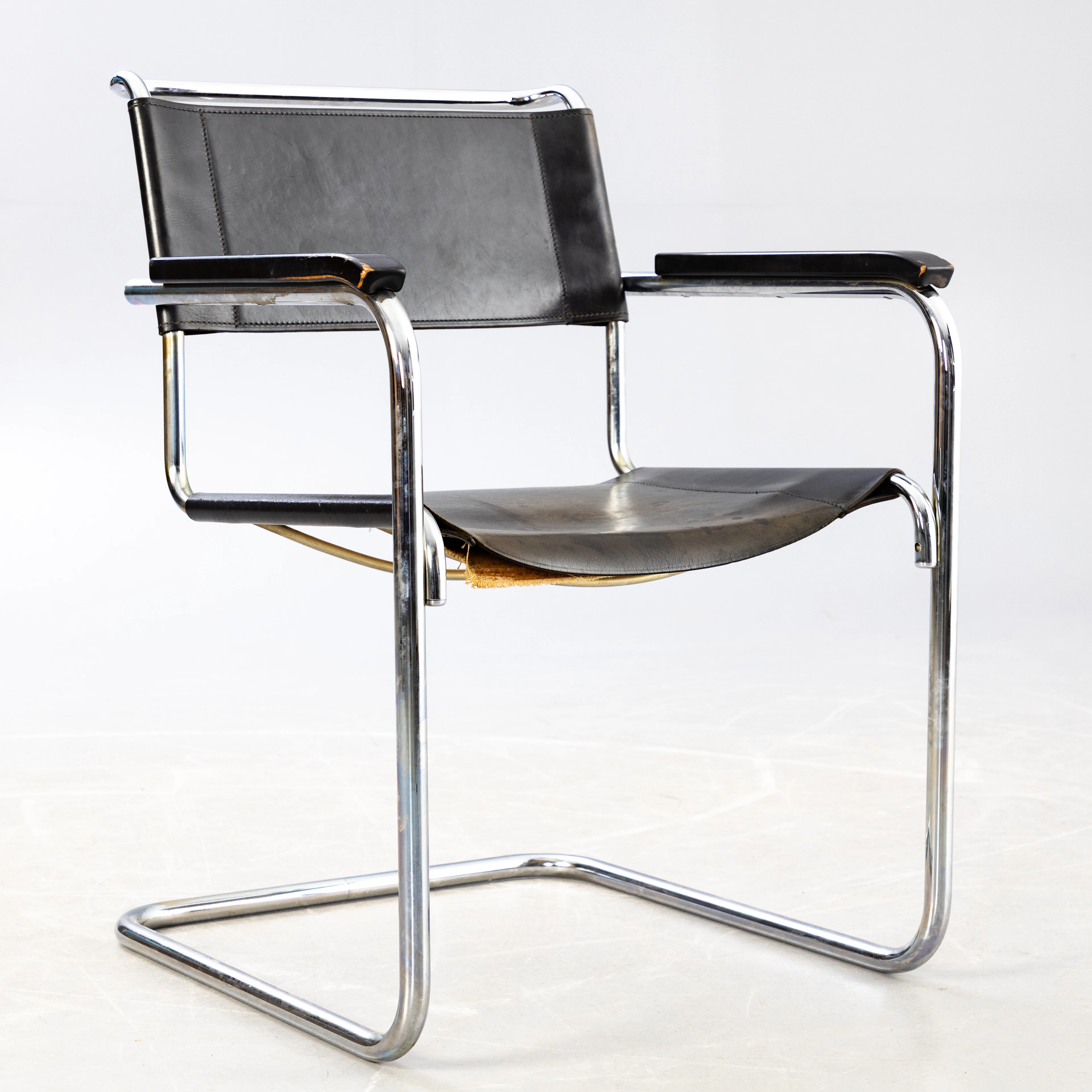 MART STAM. Thonet, Armlehnstuhl, schwarzes Leder S34.