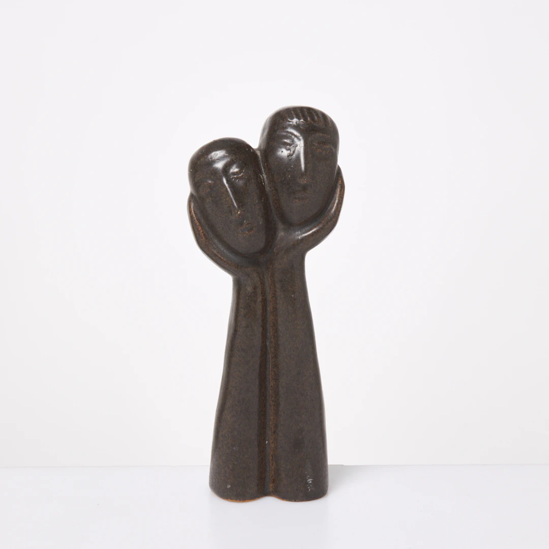 ÅKE HOLM. Skulptur, två huvuden i armar, glaserat stengods, signerade i godset.