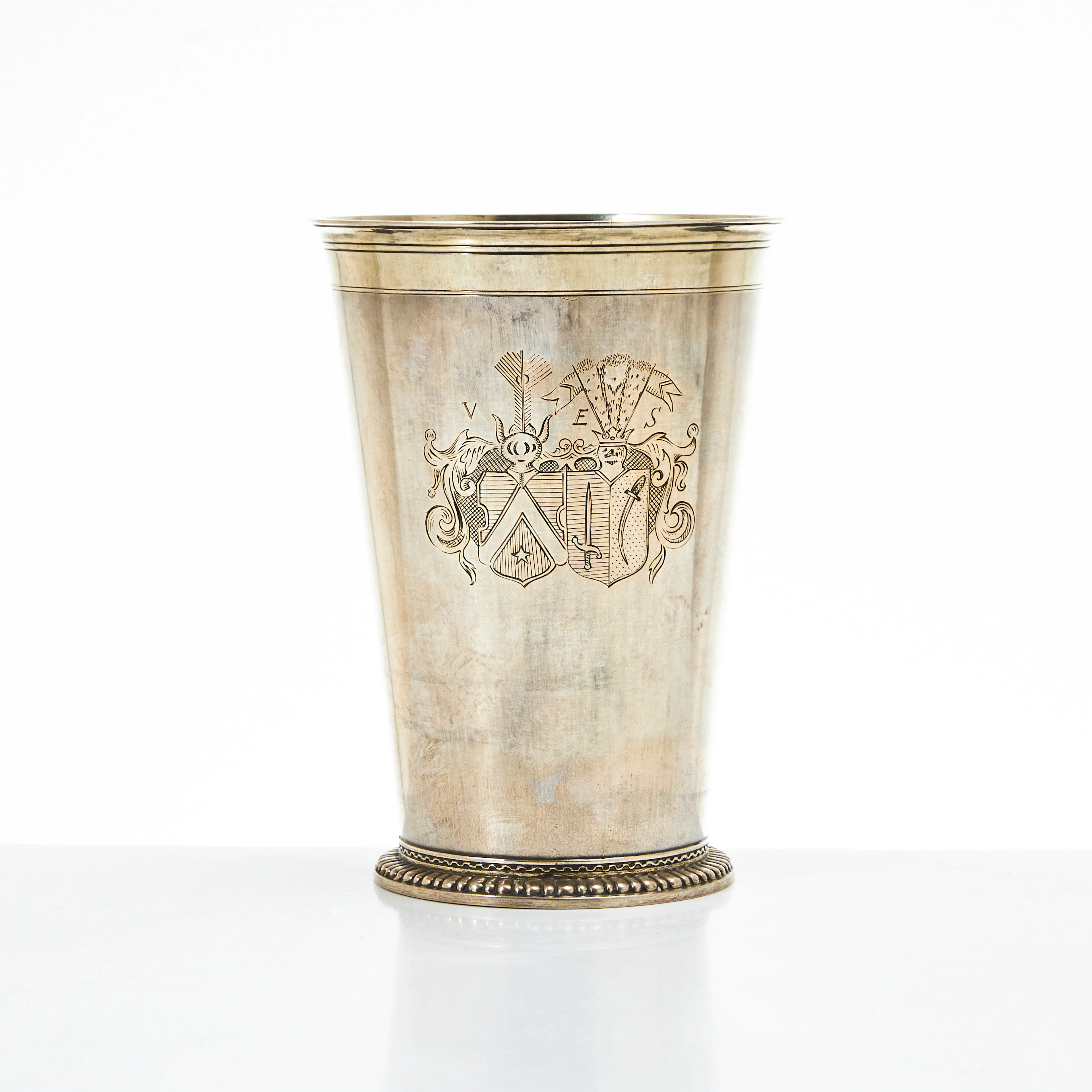 BÄGARE, silver, 1900-tal, godronnerad fot, senbarock-stil.