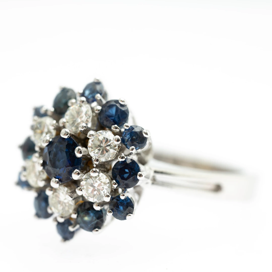Ring mit Saphiren und Diamanten.