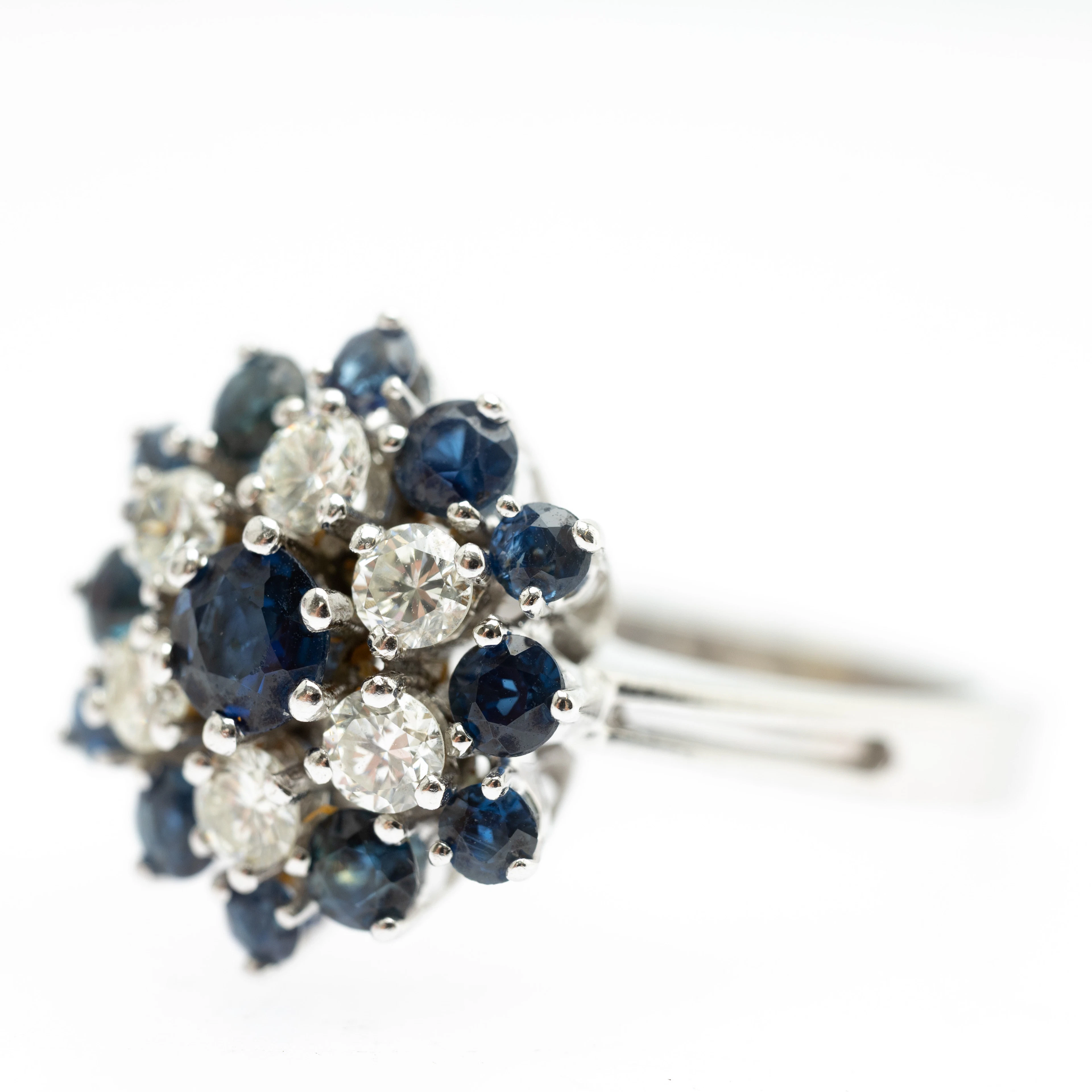 Ring mit Saphiren und Diamanten.