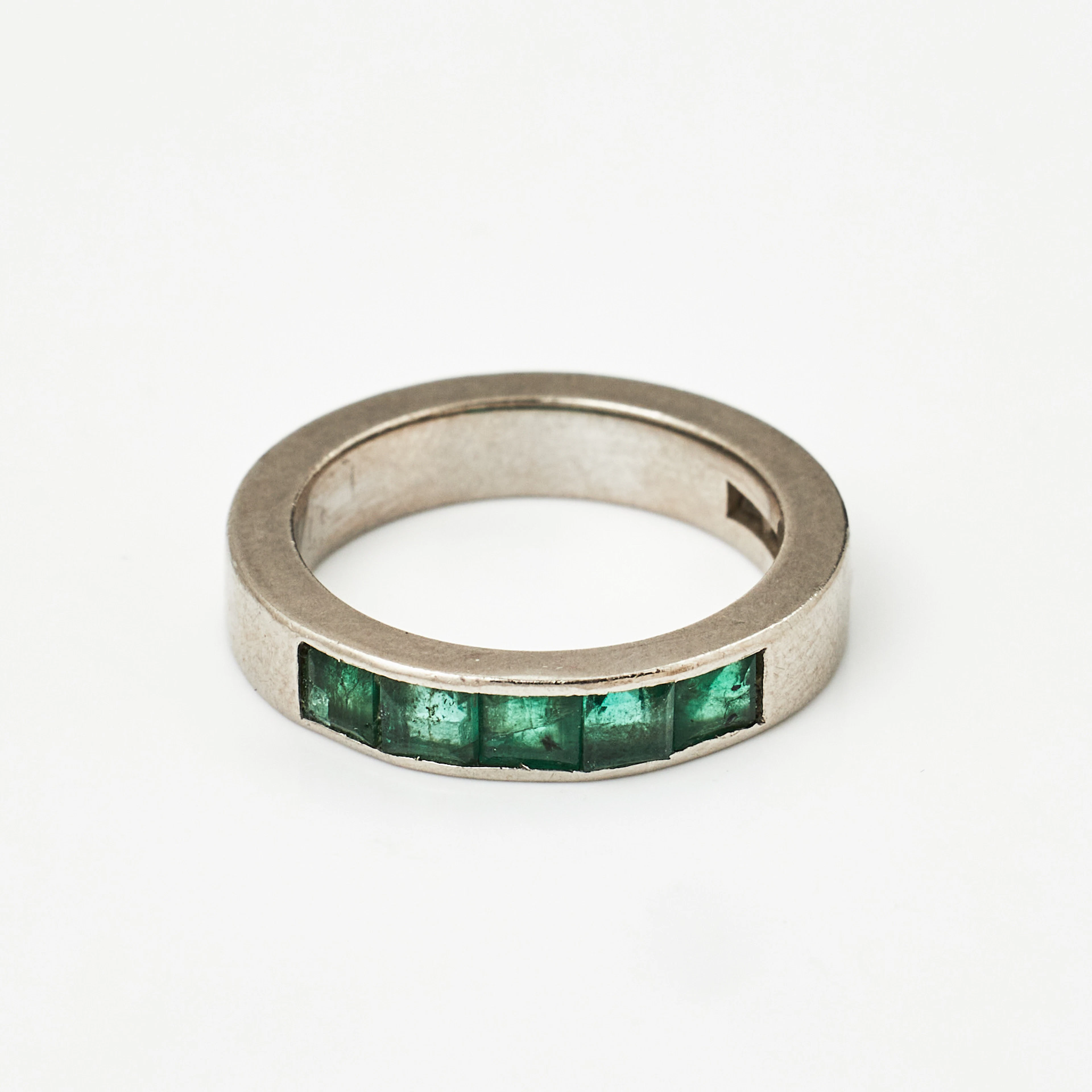RING, 18 k vitguld, 5 carréslipade smaragder, Juvelerare AB J Petterssons