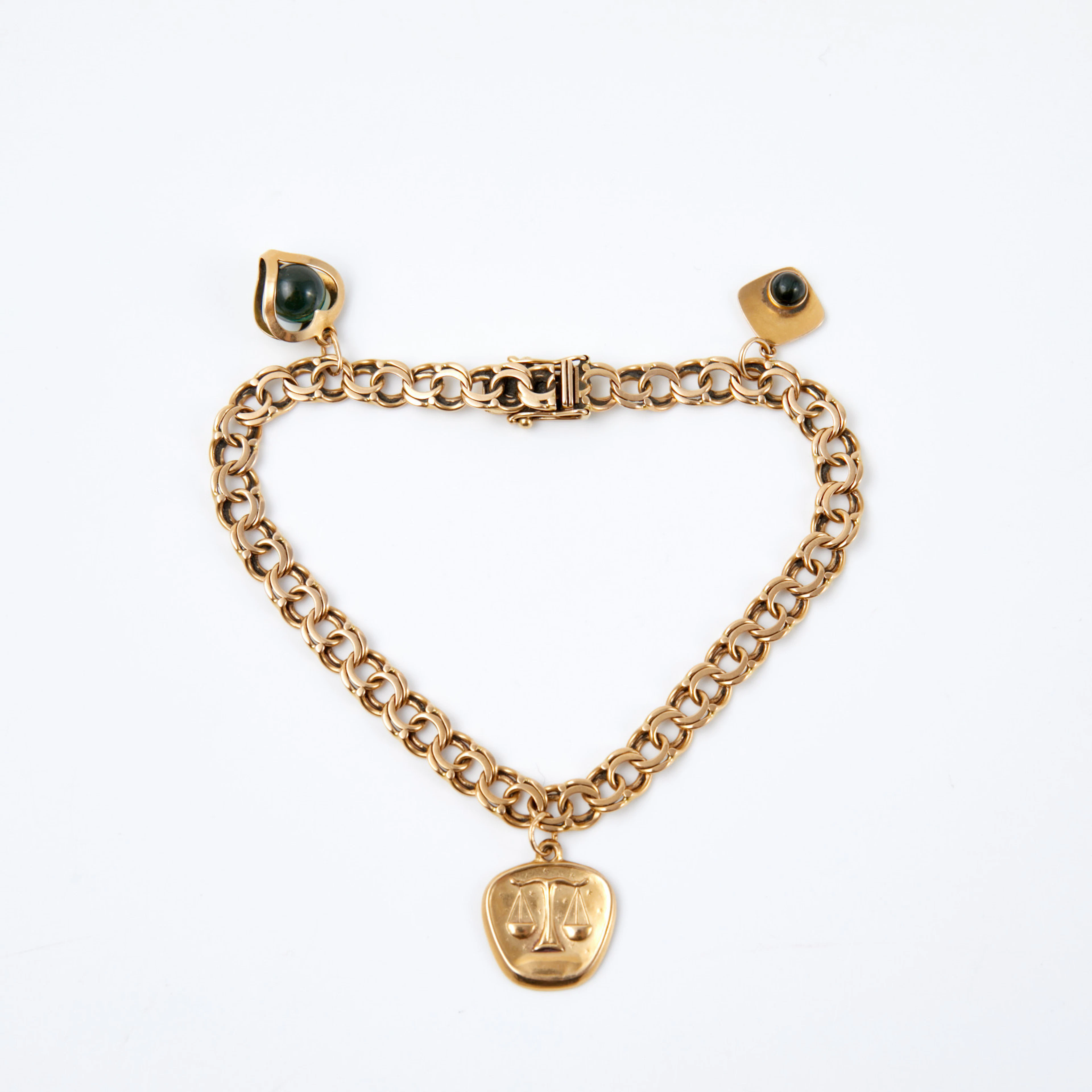 ARMBAND, 18 k guld, bismarcklänk, behängd med 3 berlocker, varav 2
