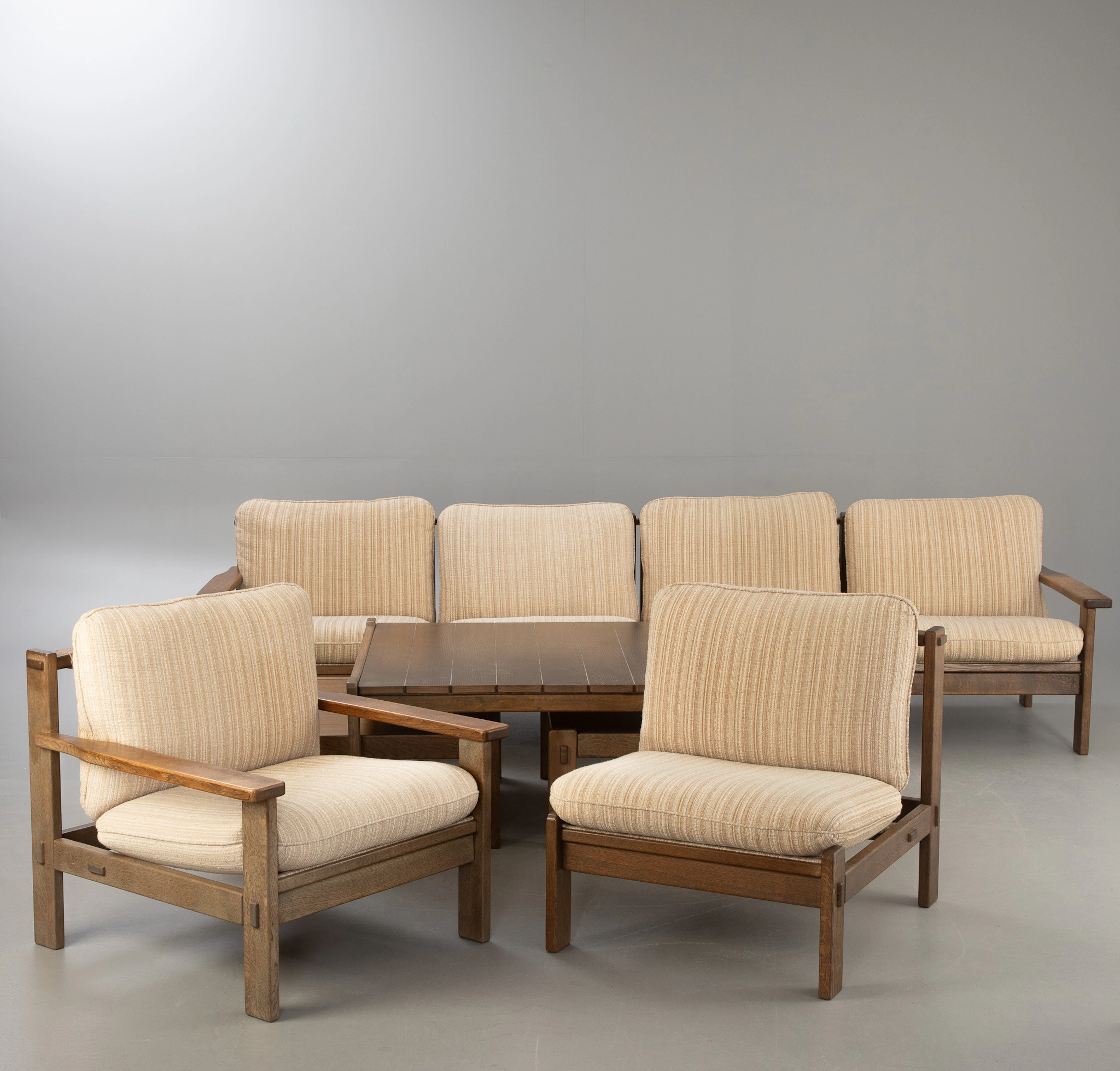 Modulare Sitzgruppe mit sechs Sesseln + 3 Sofatische, 1970-1980er Jahre (9).