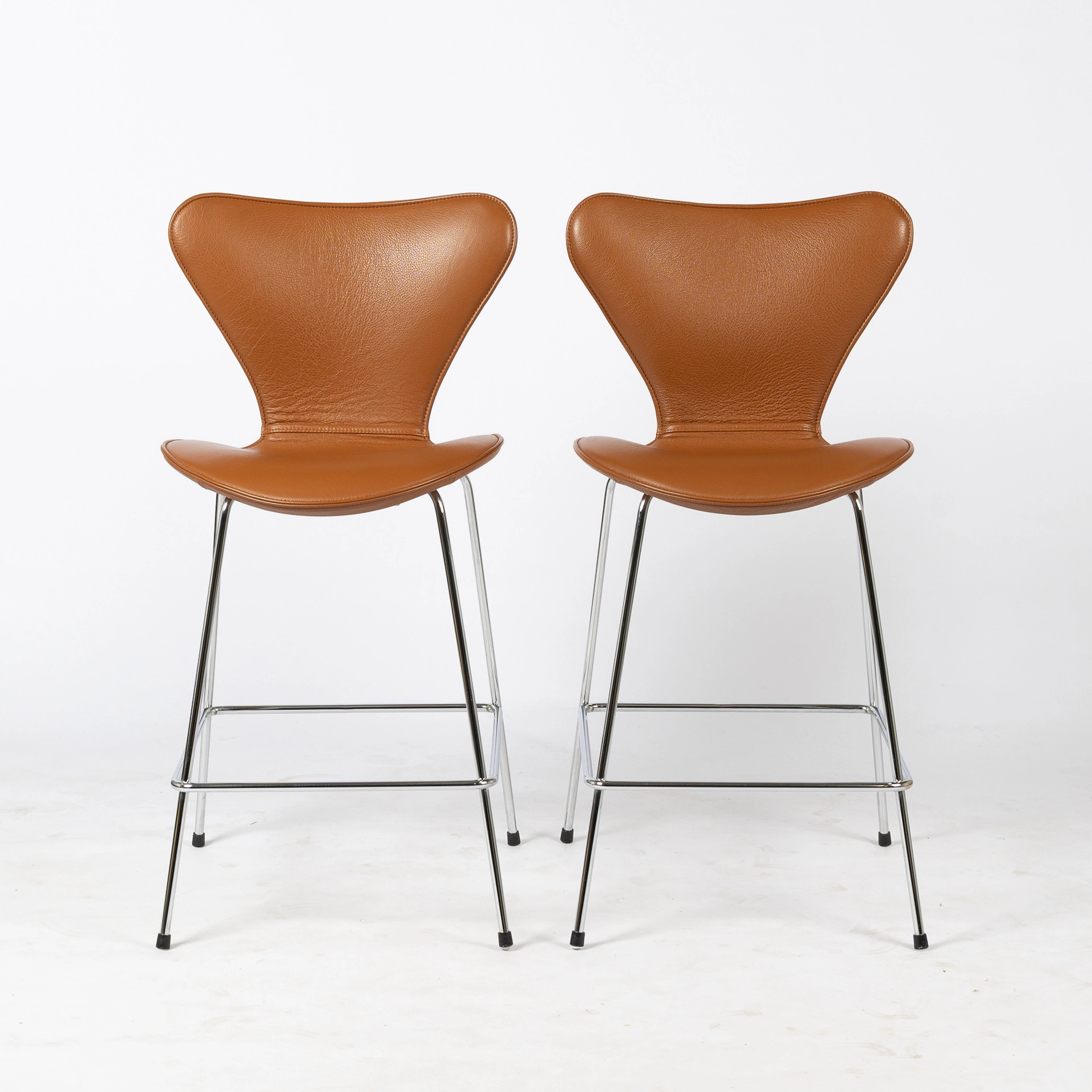 ARNE JACOBSEN. "Sjuan", barstolar, ett par, Fritz Hansen, Danmark.