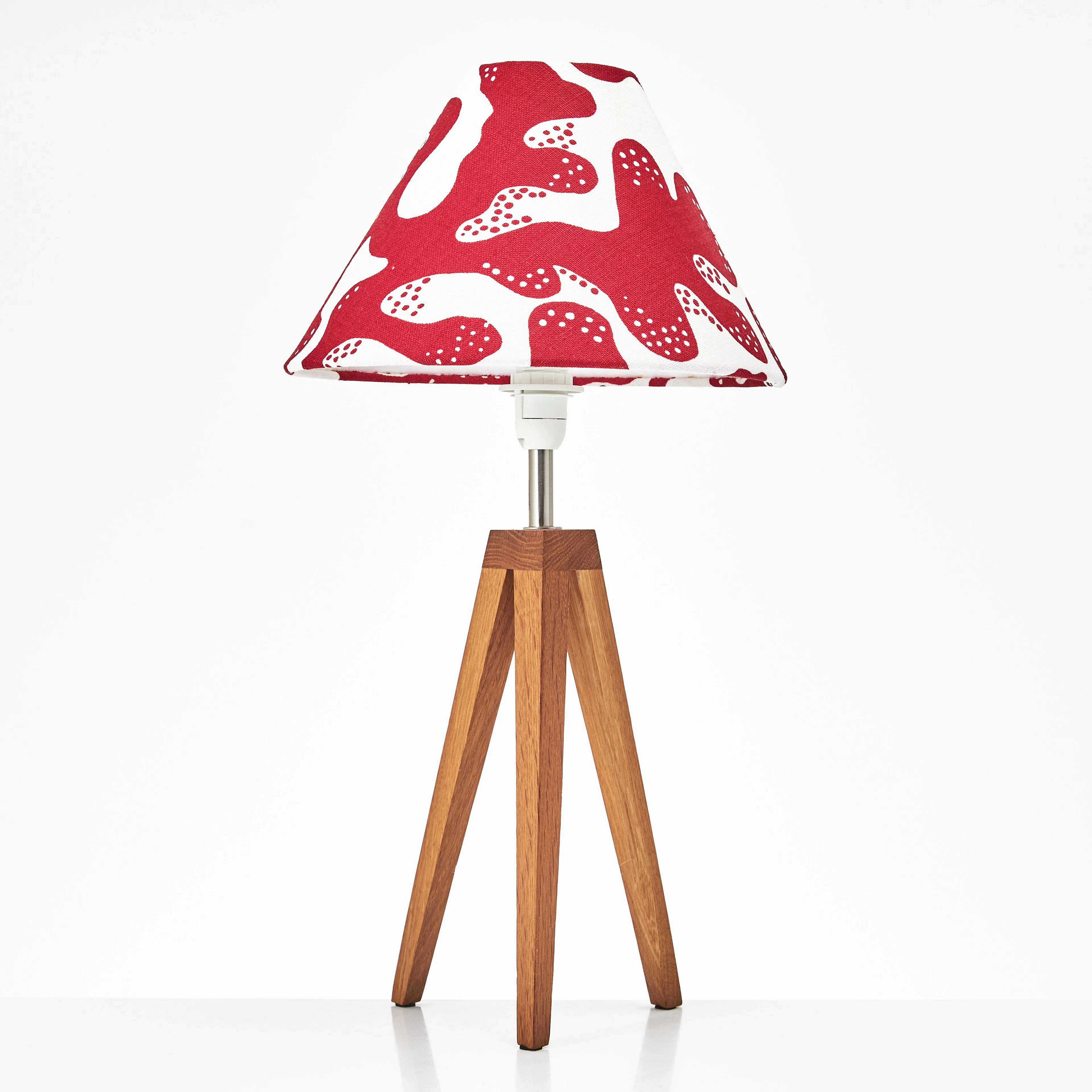 BORDSLAMPA, fot av ek, skärm klädd i Josef Franks textil Aristidia.