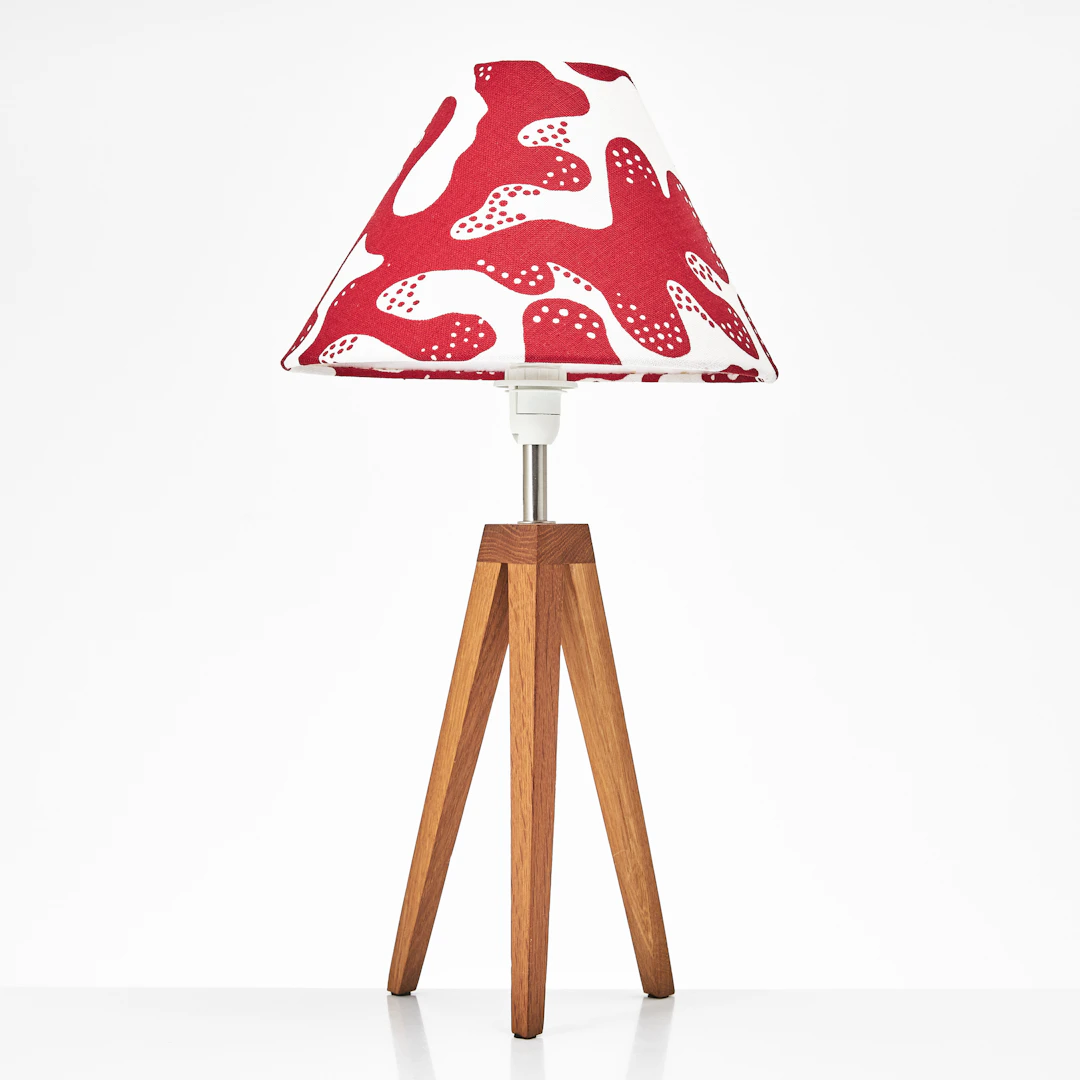 BORDSLAMPA, fot av ek, skärm klädd i Josef Franks textil Aristidia.