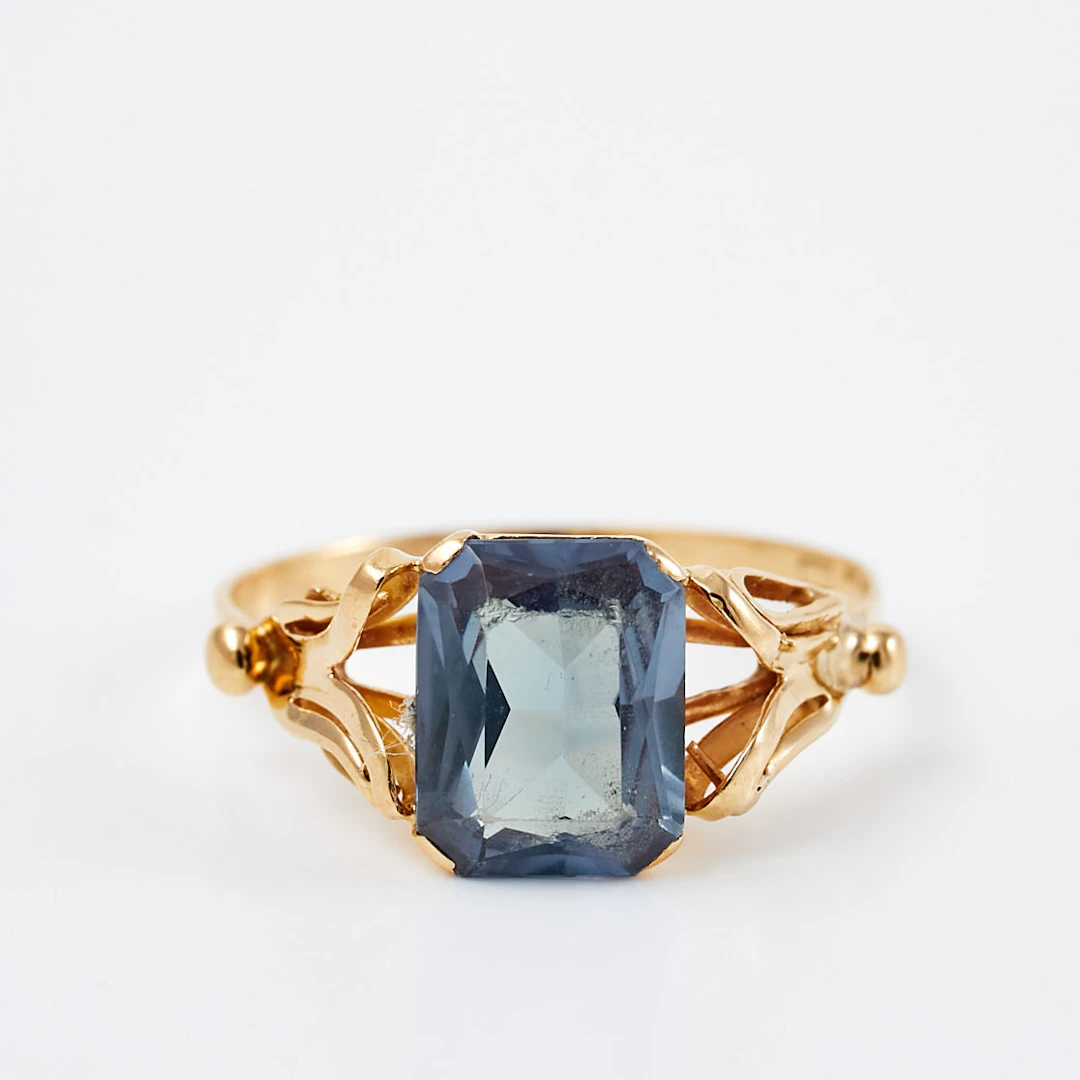 RING, 18 k guld, 1 smaragdslipad syntetisk safir, svenska kontrollstämplar