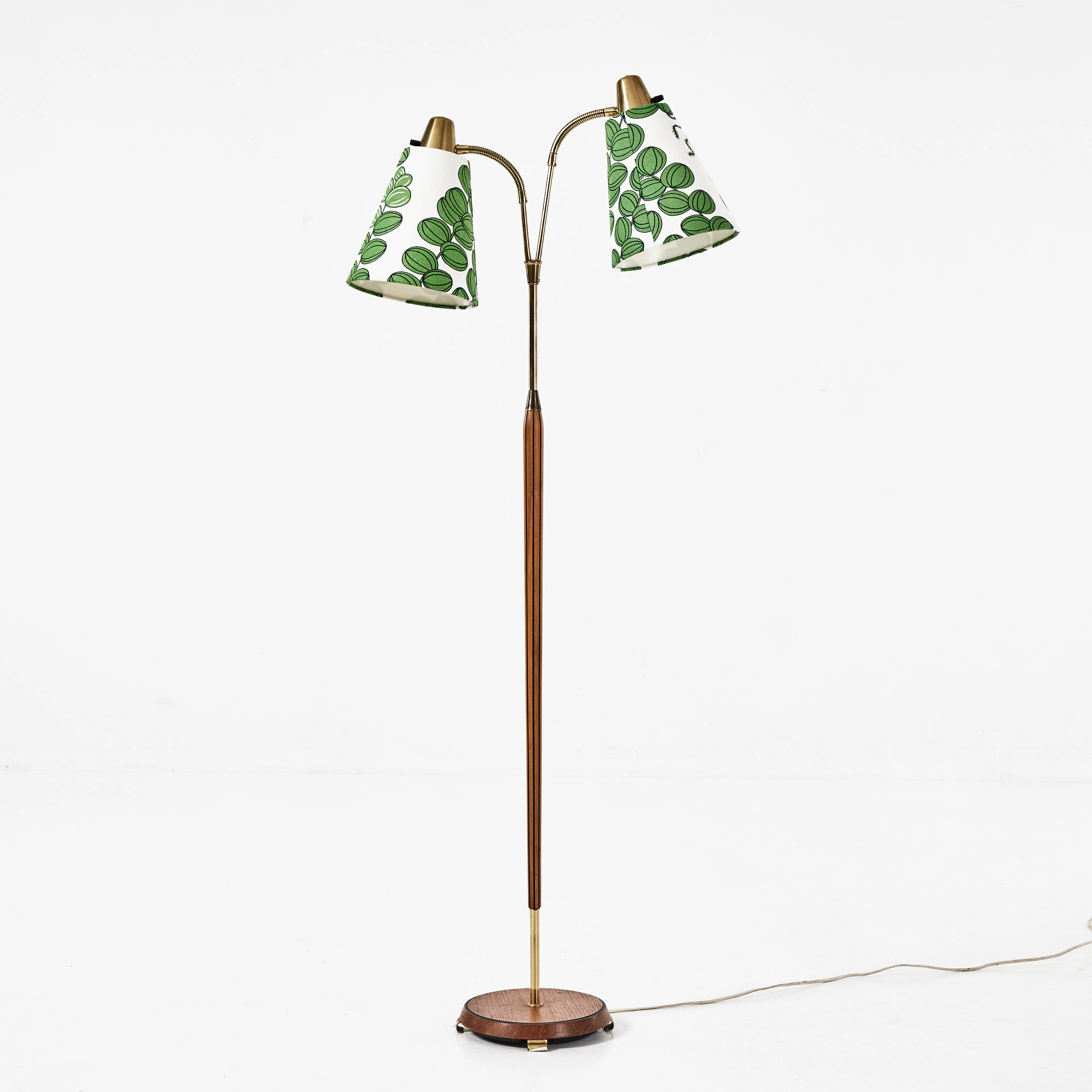 GOLVLAMPA, 1950/60-tal, teak och mässing. Skärm klädd i Josef Franks
