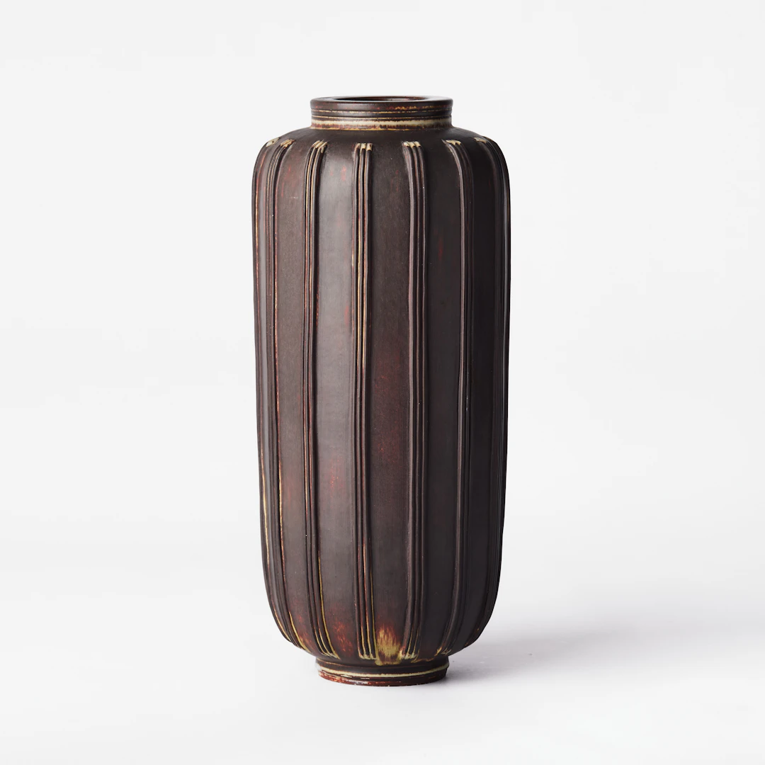 WILHELM KÅGE. Vas, Gustavsberg 1951, Farsta, dekor av band i relief