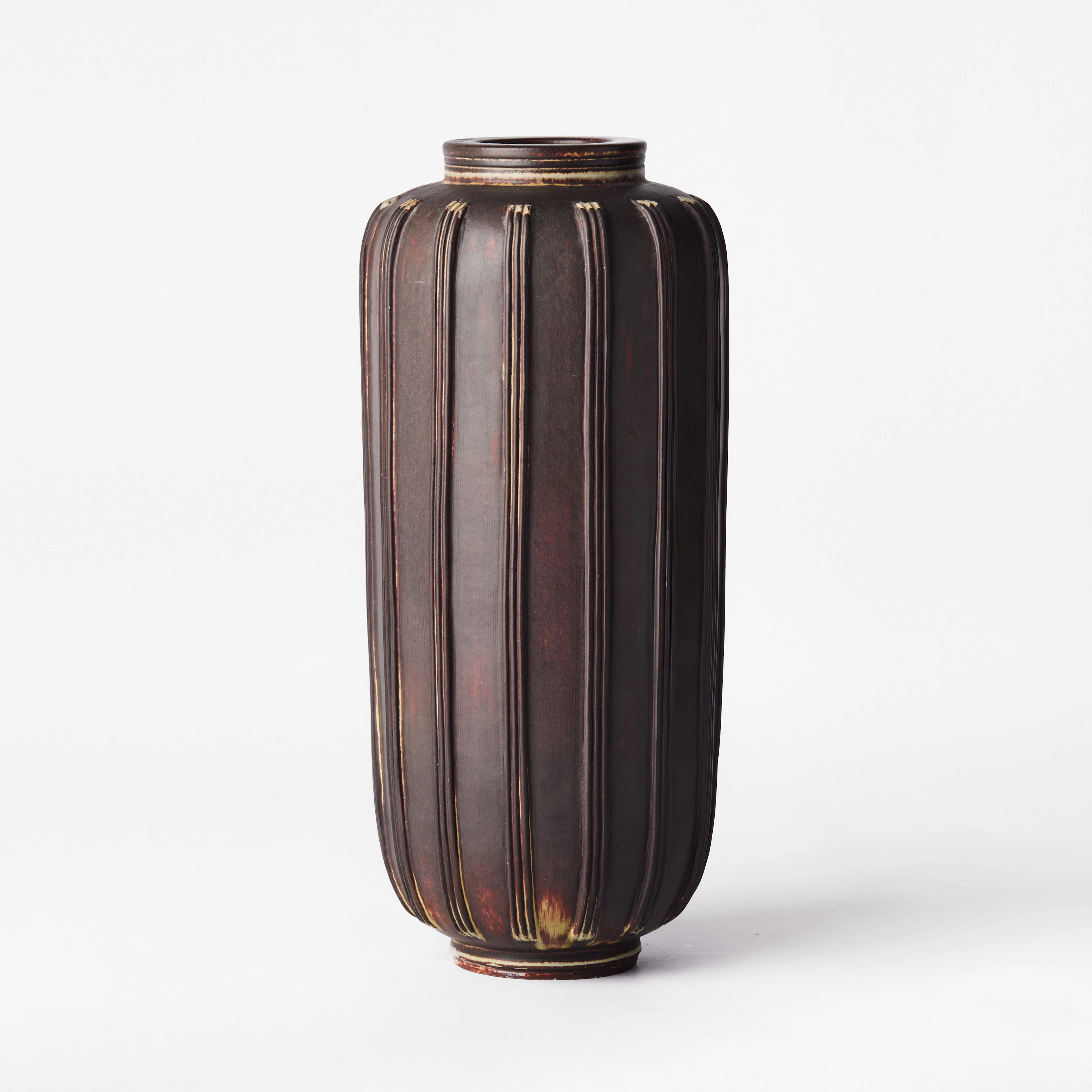 WILHELM KÅGE. Vas, Gustavsberg 1951, Farsta, dekor av band i relief