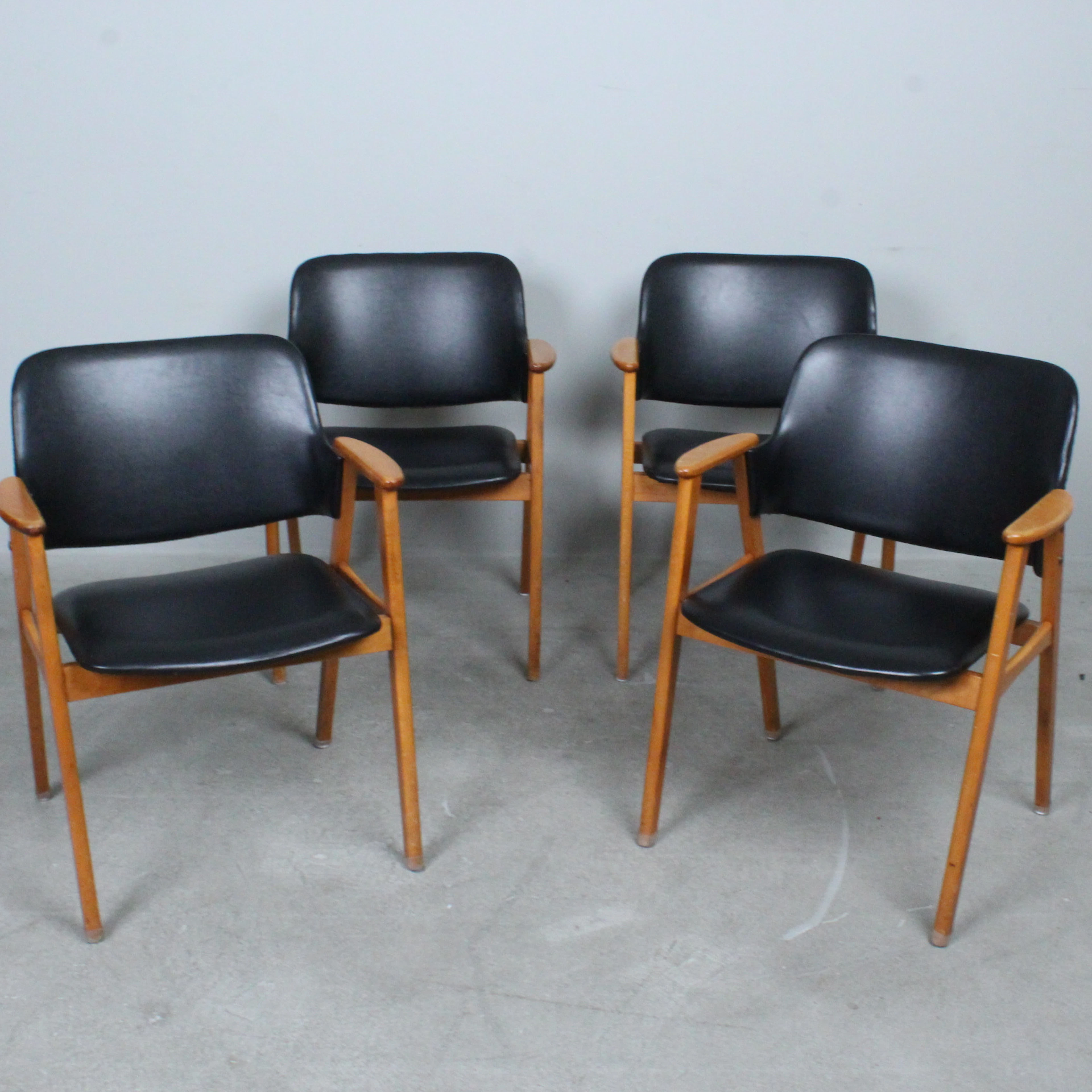 CEES BRAAKMAN. für Pastoe, Vier Armlehnstühle, Eiche, Kunstleder, 1950er.