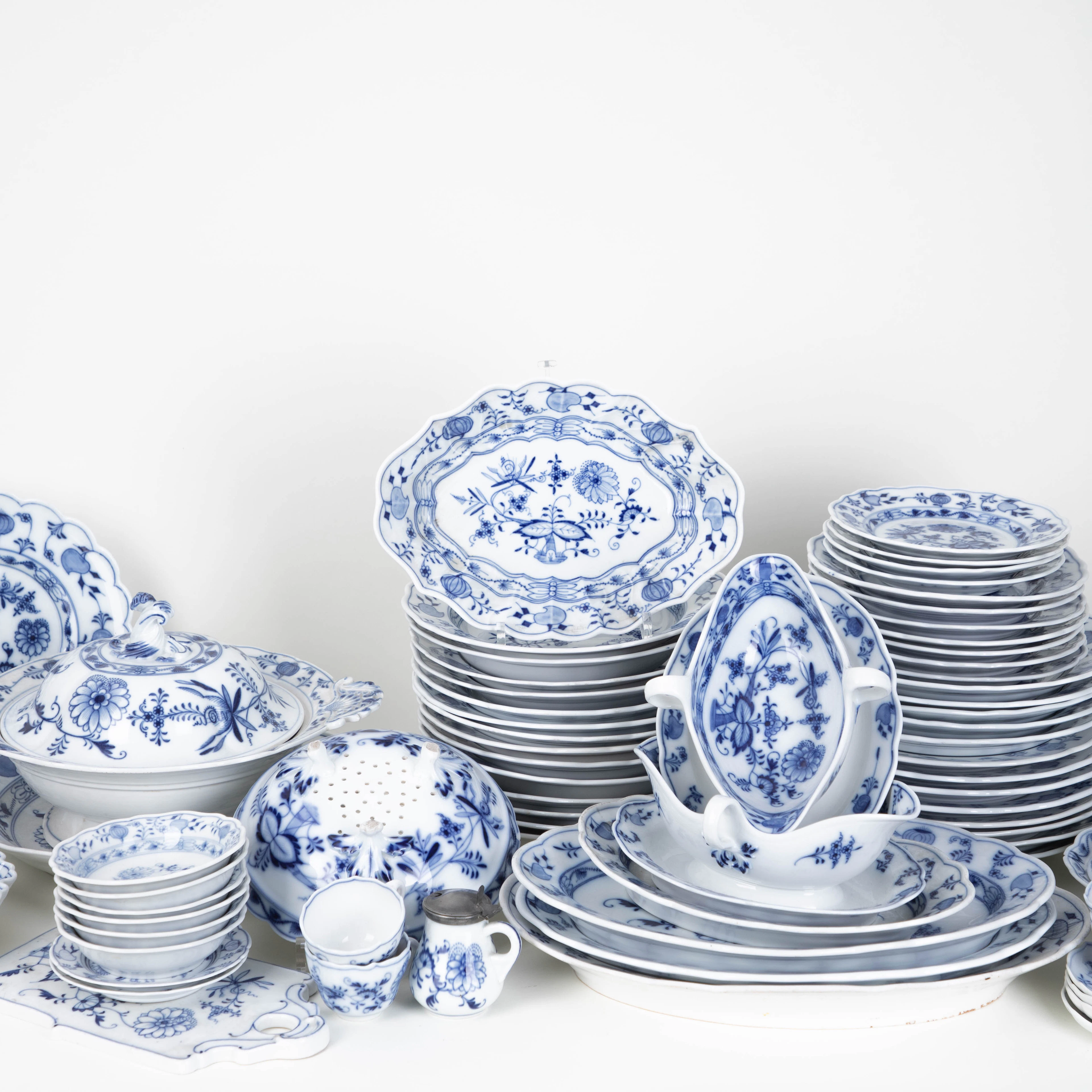 MEISSEN UND C. TEICHERT. Speiseservice, Dekor ´Zwiebelmuster`, Meissen