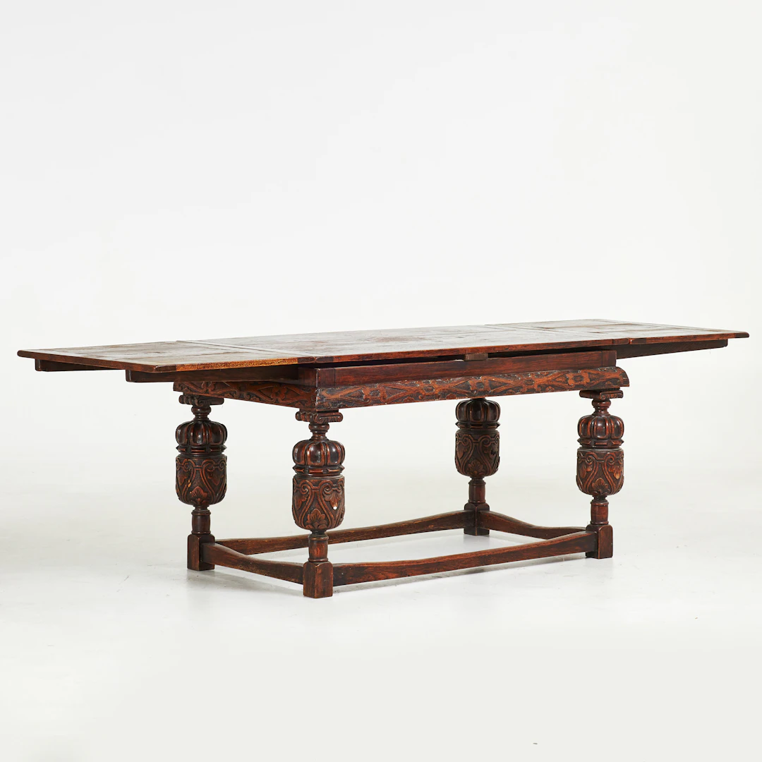 BORD, barockstil, ek, med två utdragbara skivor, 17/1800-tal.