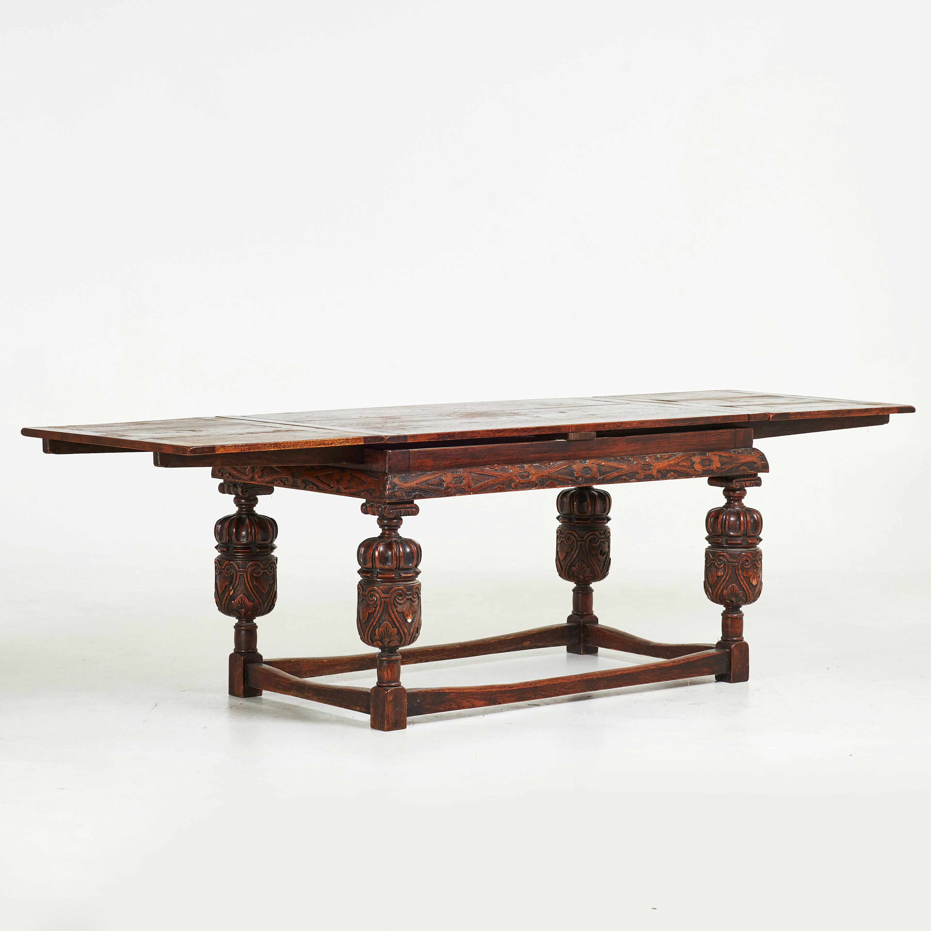 BORD, barockstil, ek, med två utdragbara skivor, 17/1800-tal.