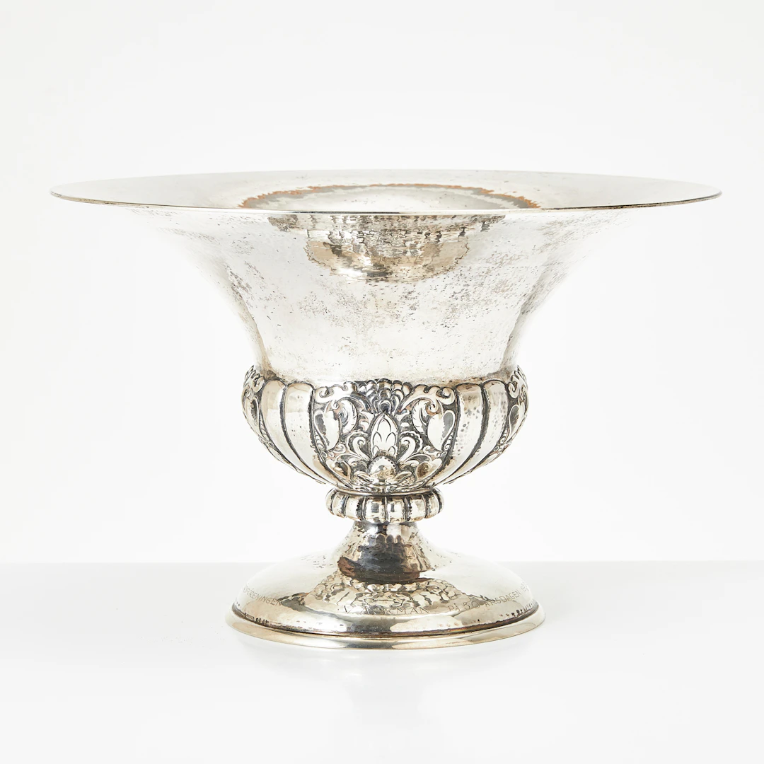 SKÅL på fot, silver, K Anderson, Stockholm 1928, hamrad dekor.