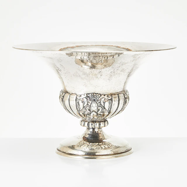 SKÅL på fot, silver, K Anderson, Stockholm 1928, hamrad dekor.