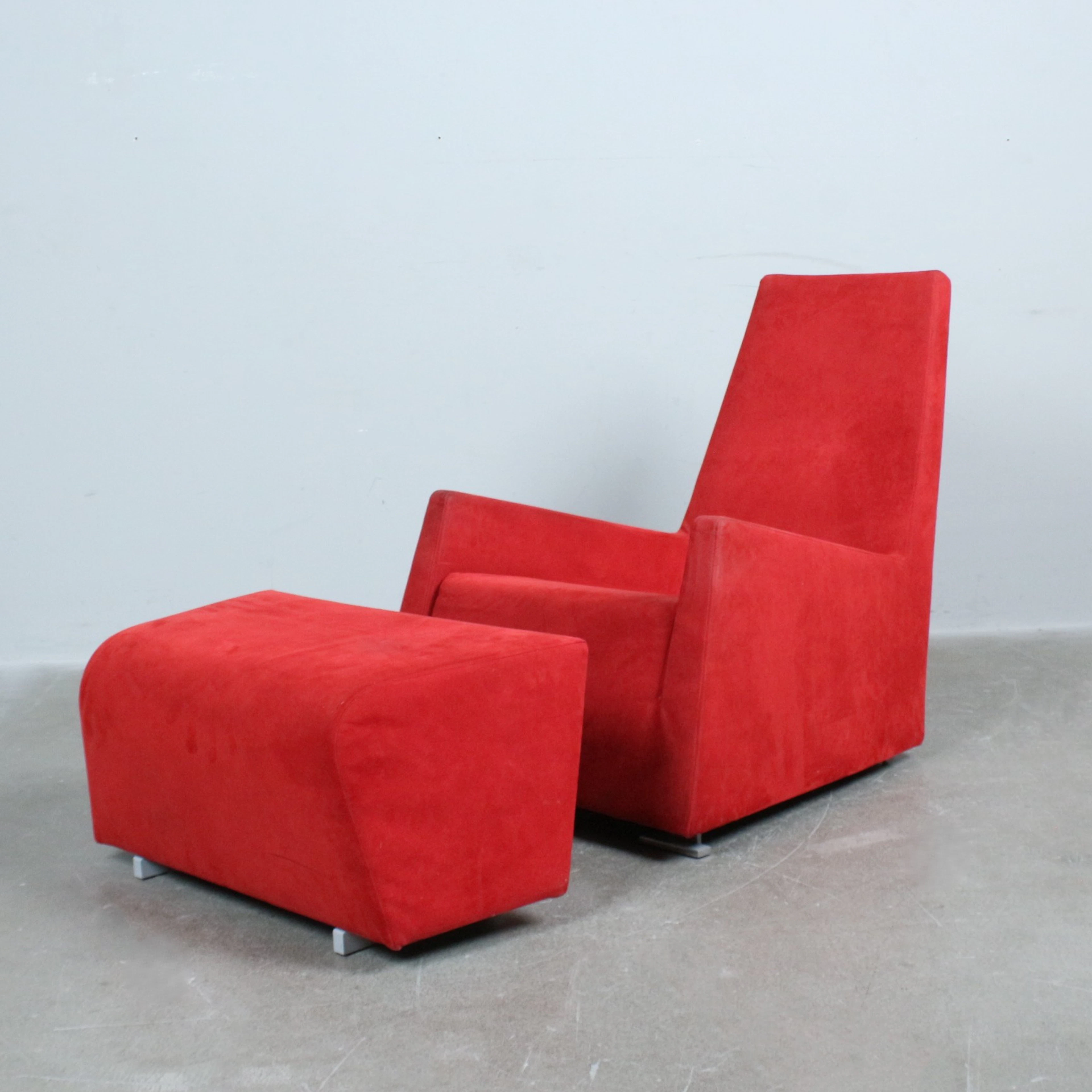 ALBAN GILLES. Ligne Roset "Jul" Sessel mit Ottomane , Wildleder.
