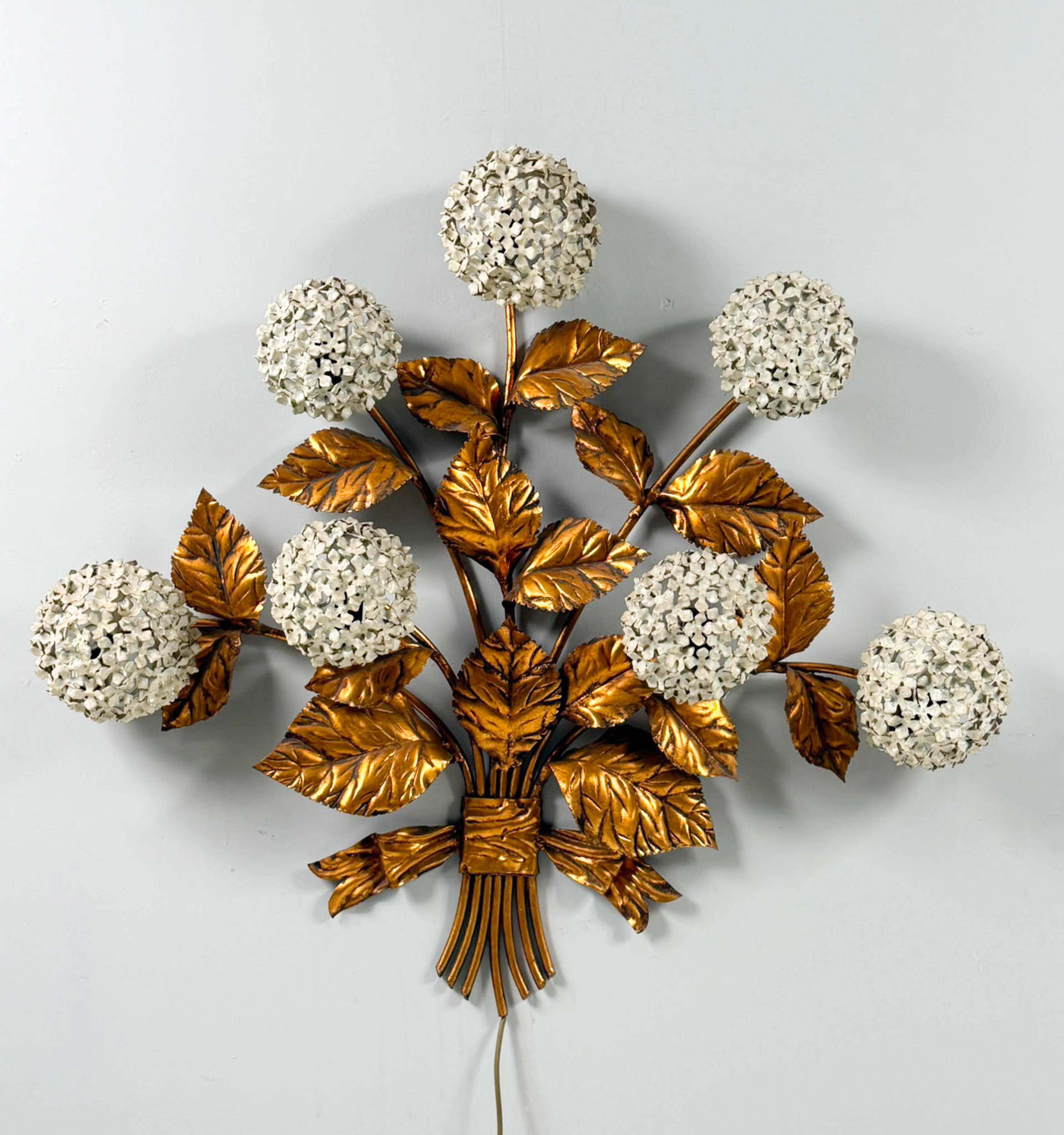 HANS KÖGL. Wandlampe/Wandskulptur Hortensie, Hollywood Regency, 1970er Jahre.