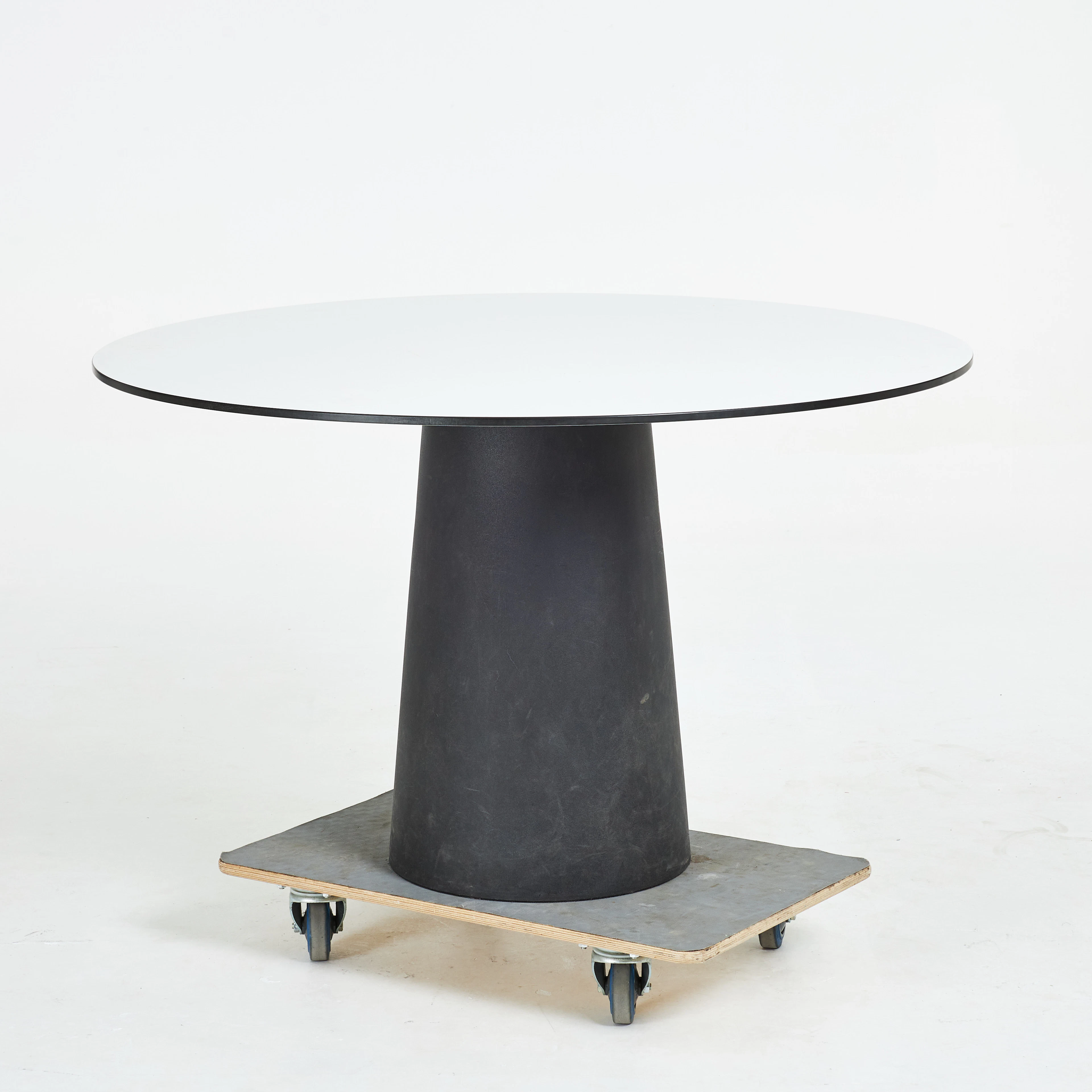 MARCEL WANDERS. Bord, "Container", för Moooi, skiva i laminat.