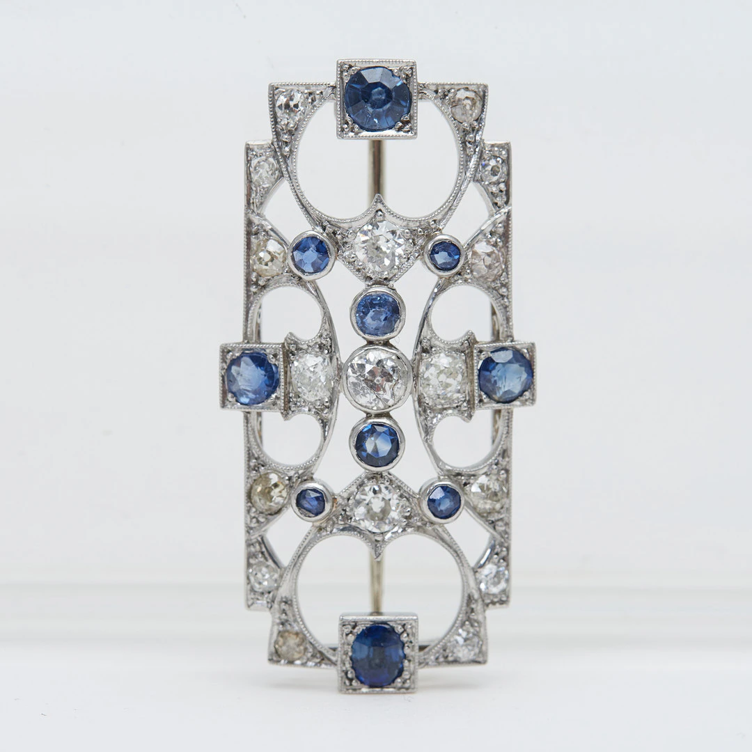 BROSCHE, Art Déco, Platin, Diamanten, Saphire.