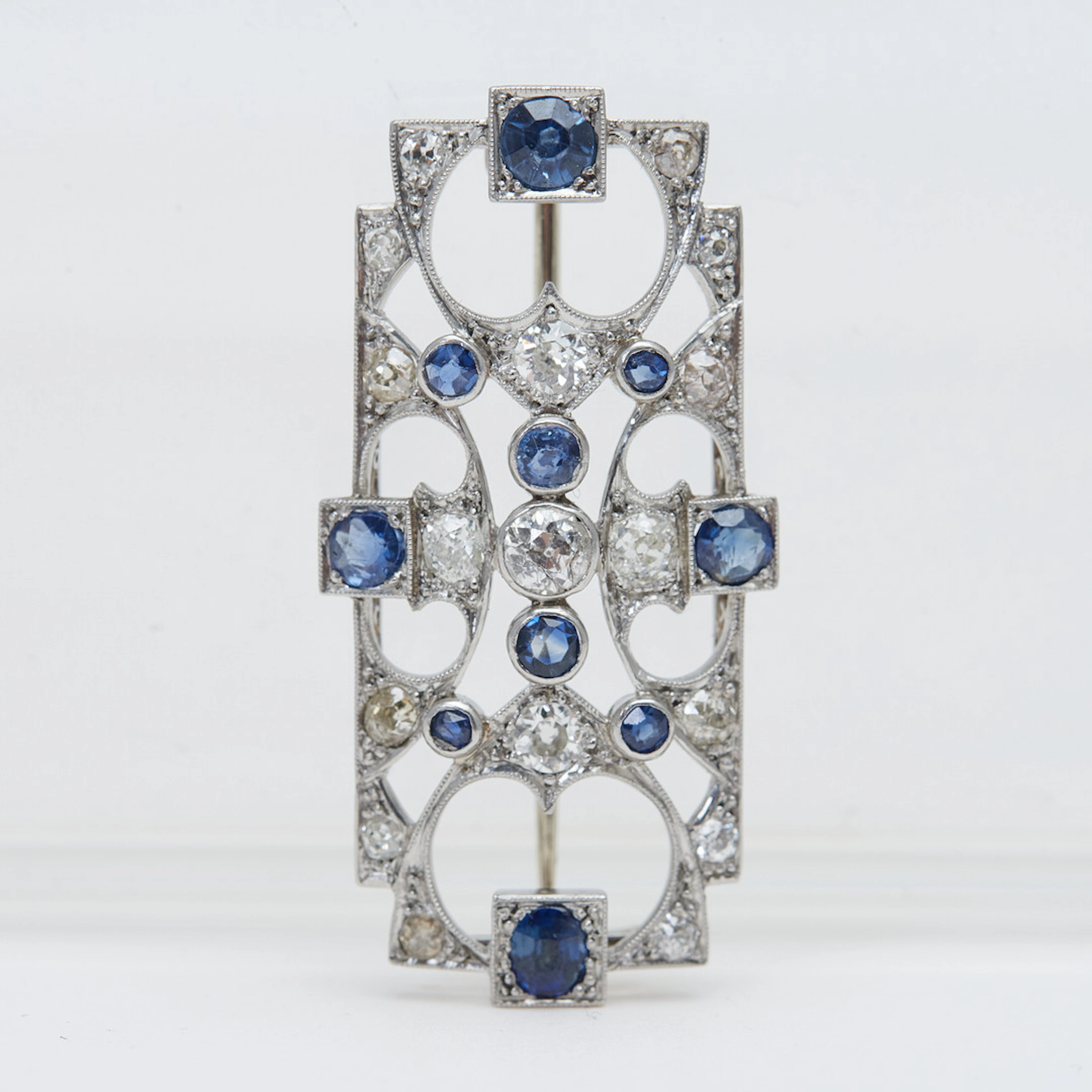 BROSCHE, Art Déco, Platin, Diamanten, Saphire.